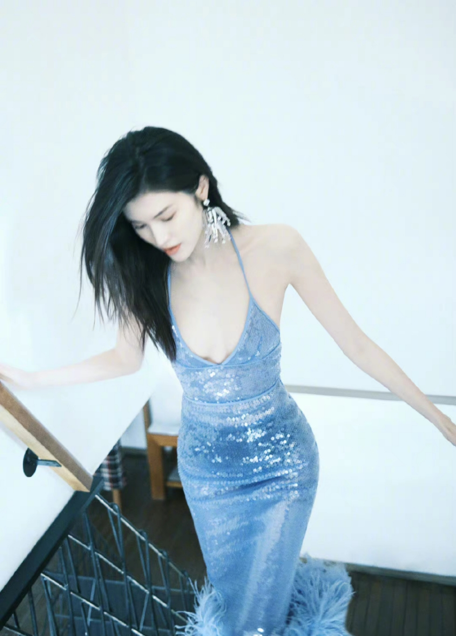 何穗#  何穗发了一组泳装自拍照,被网友发现小腹微微隆起,难道帐乔