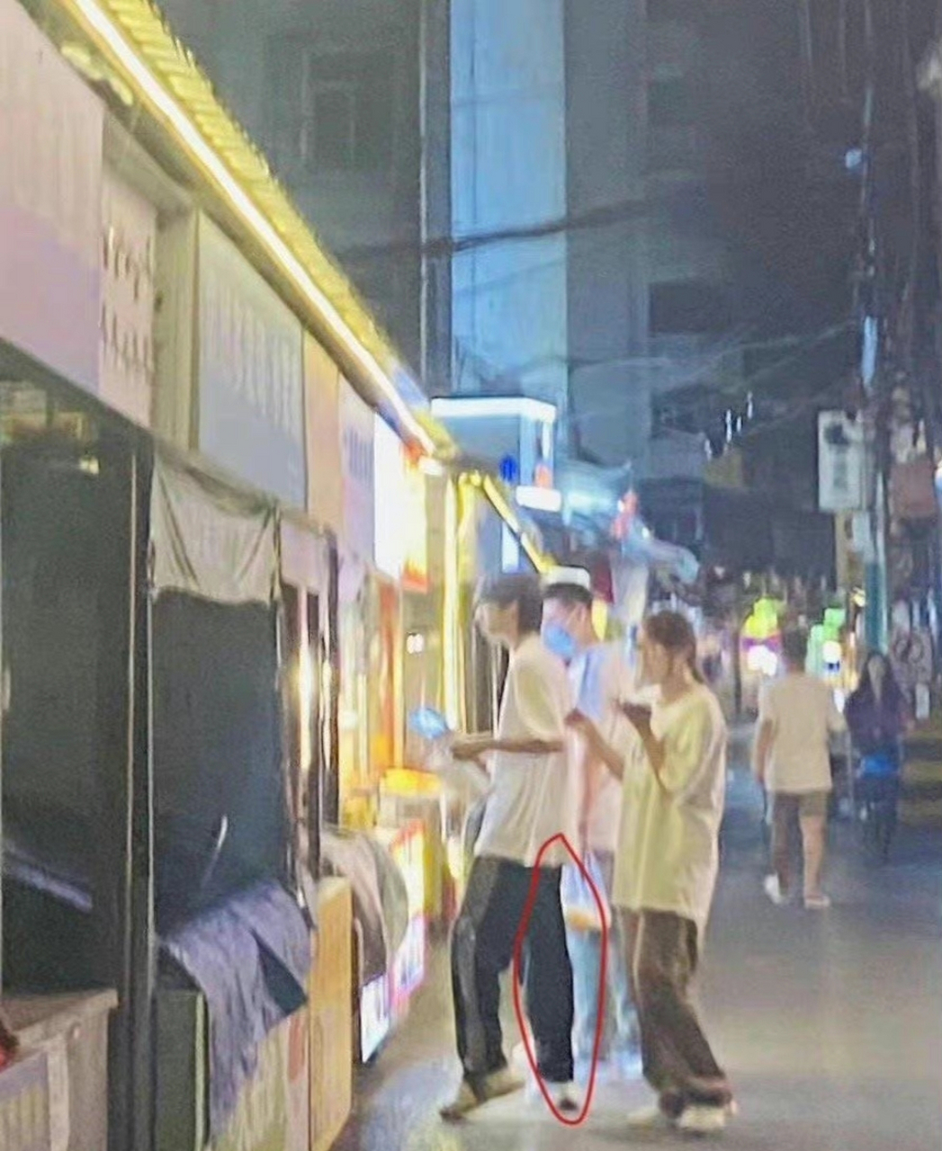 池忆 塌房# 易安音乐社成员池忆被网友曝光,与一女生十指紧扣逛街.