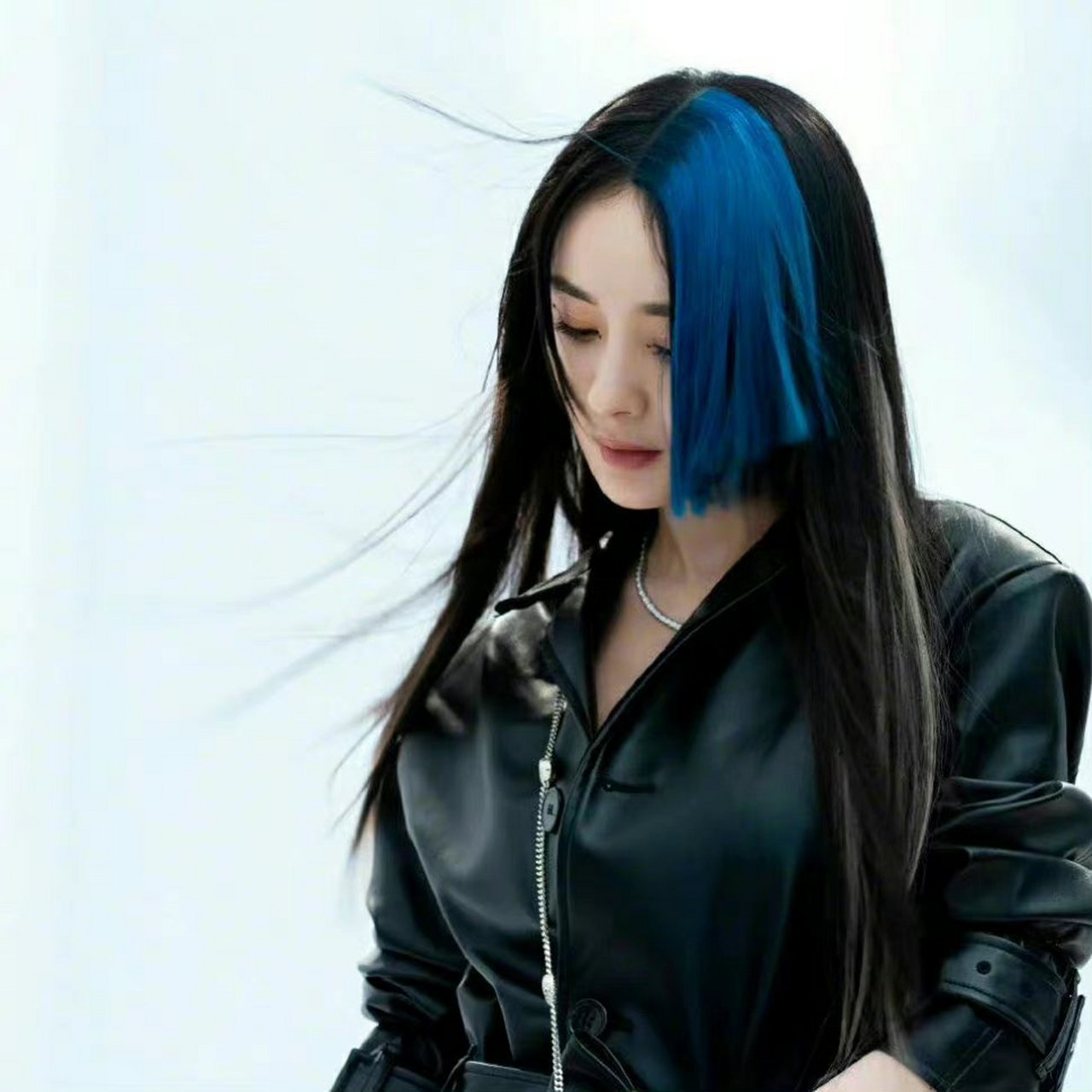 杨幂蓝色短发# 杨幂发文,大过年的,什刹海走着,糖葫芦安排～只见北京