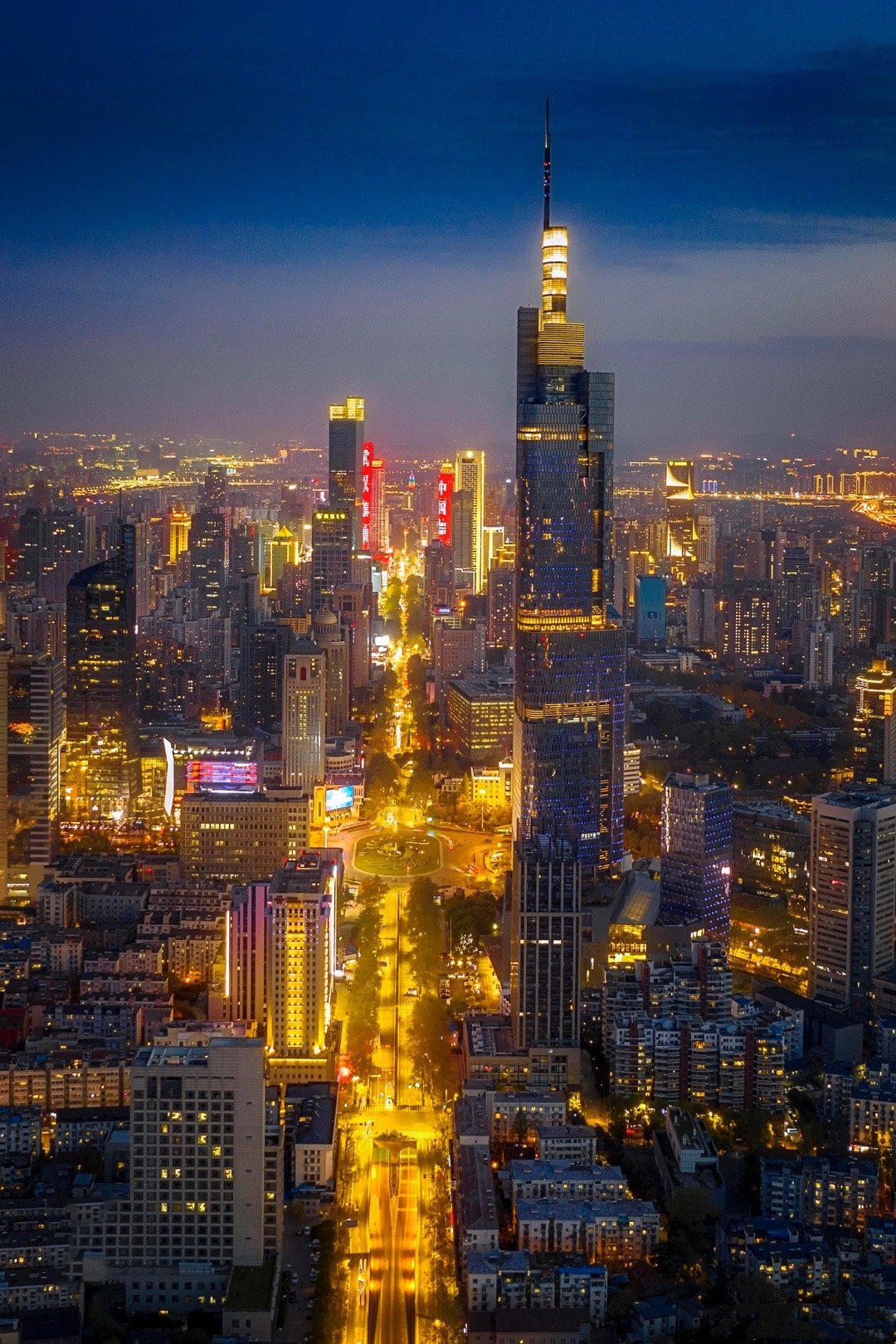 南京,这座古城,宛如一幅淡雅的水墨画卷,轻轻铺展在长江之畔,诉说着