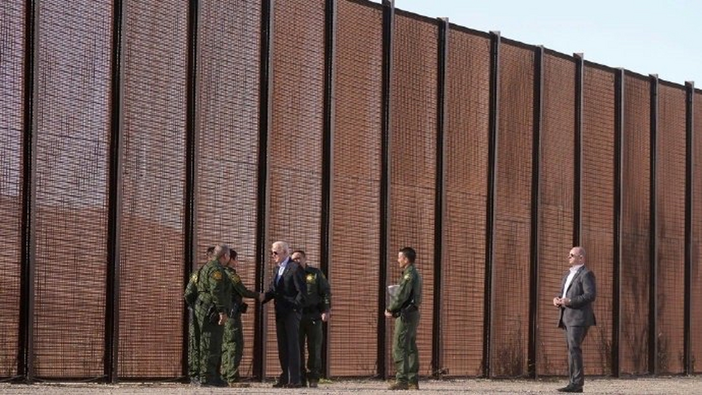 拜登参观美墨边境点,把川普的简易边境墙又加固了一遍.