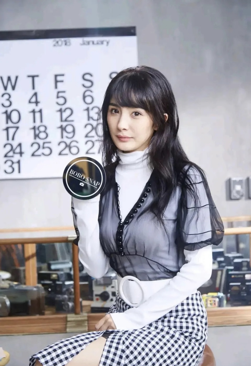 杨幂都有眼角纹了,岁月催人老啊