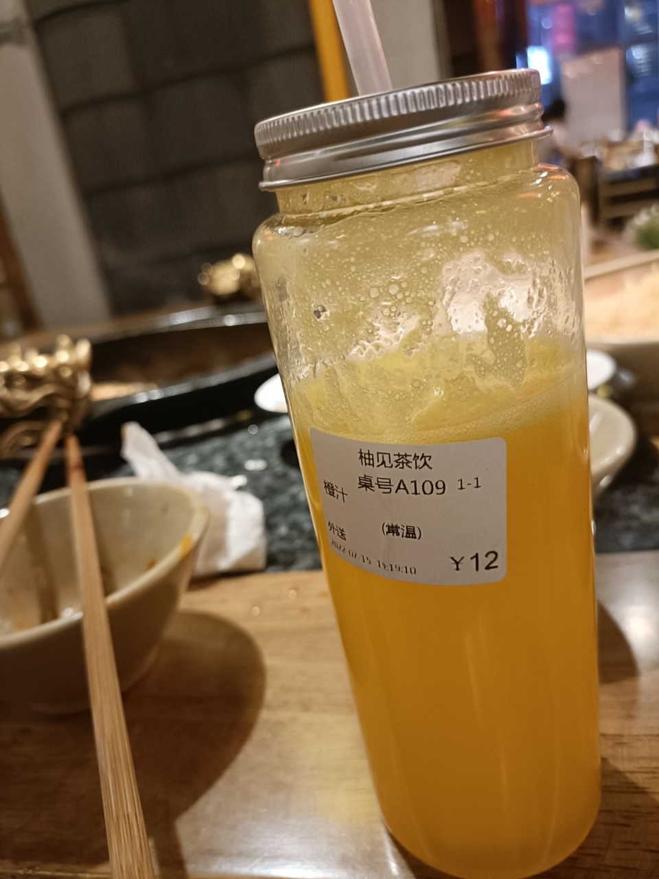 在火锅店里点橙汁,结果发现他们叫外卖.