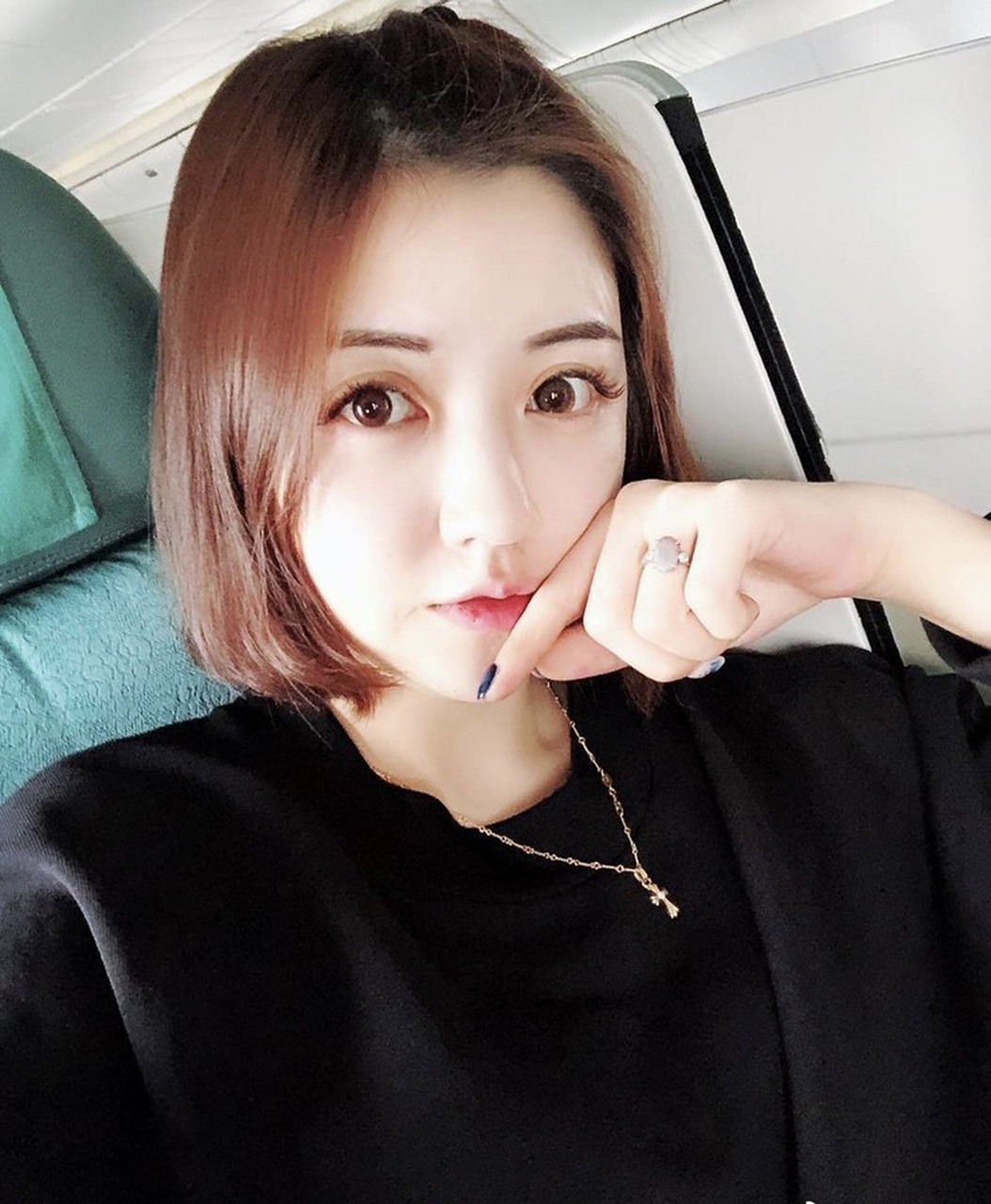初恋脸# 王思聪在英国读书时交了第一个女朋友叫张倩,因为喜欢忻è