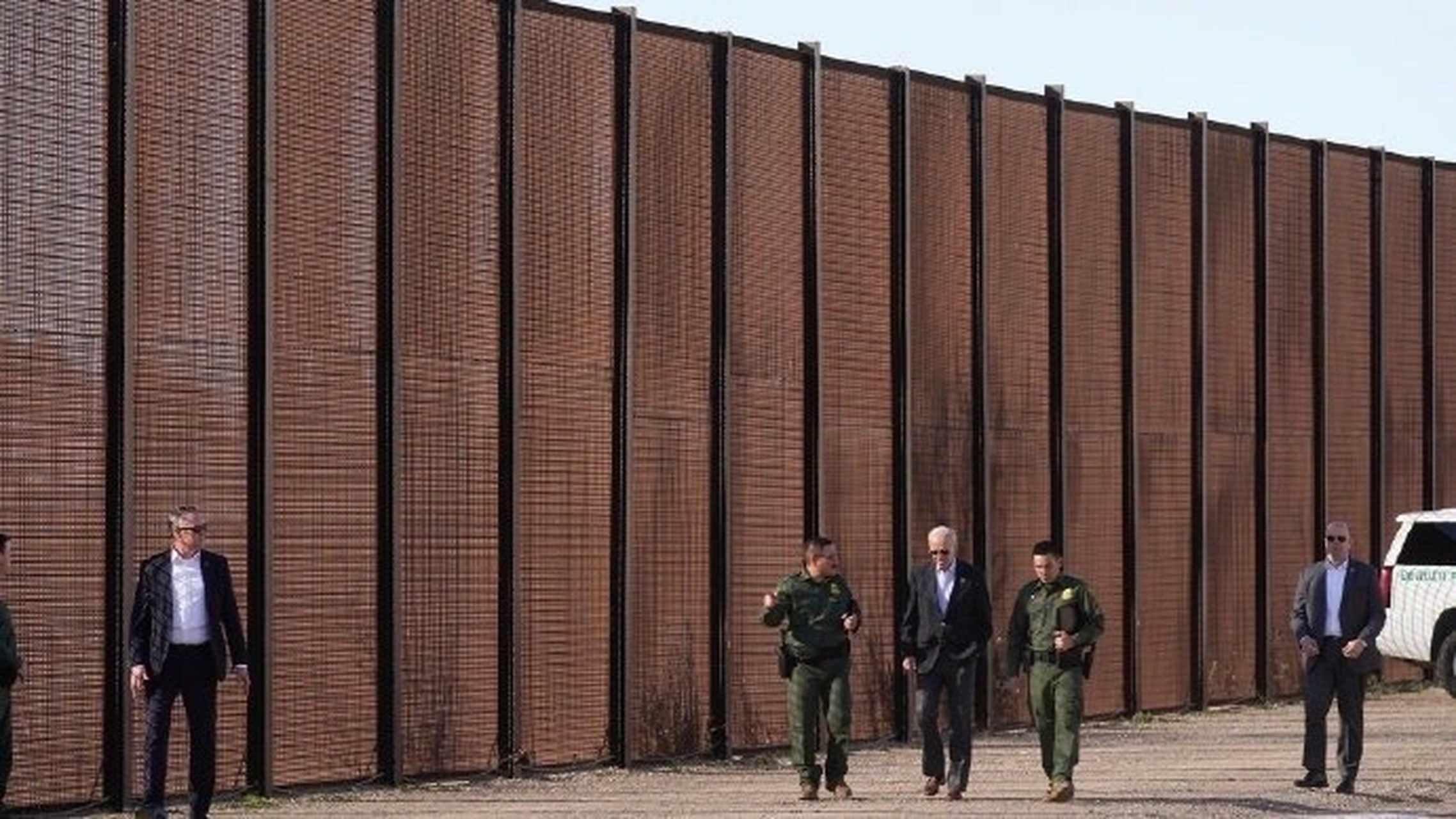 拜登参观美墨边境点,把川普的简易边境墙又加固了一遍.