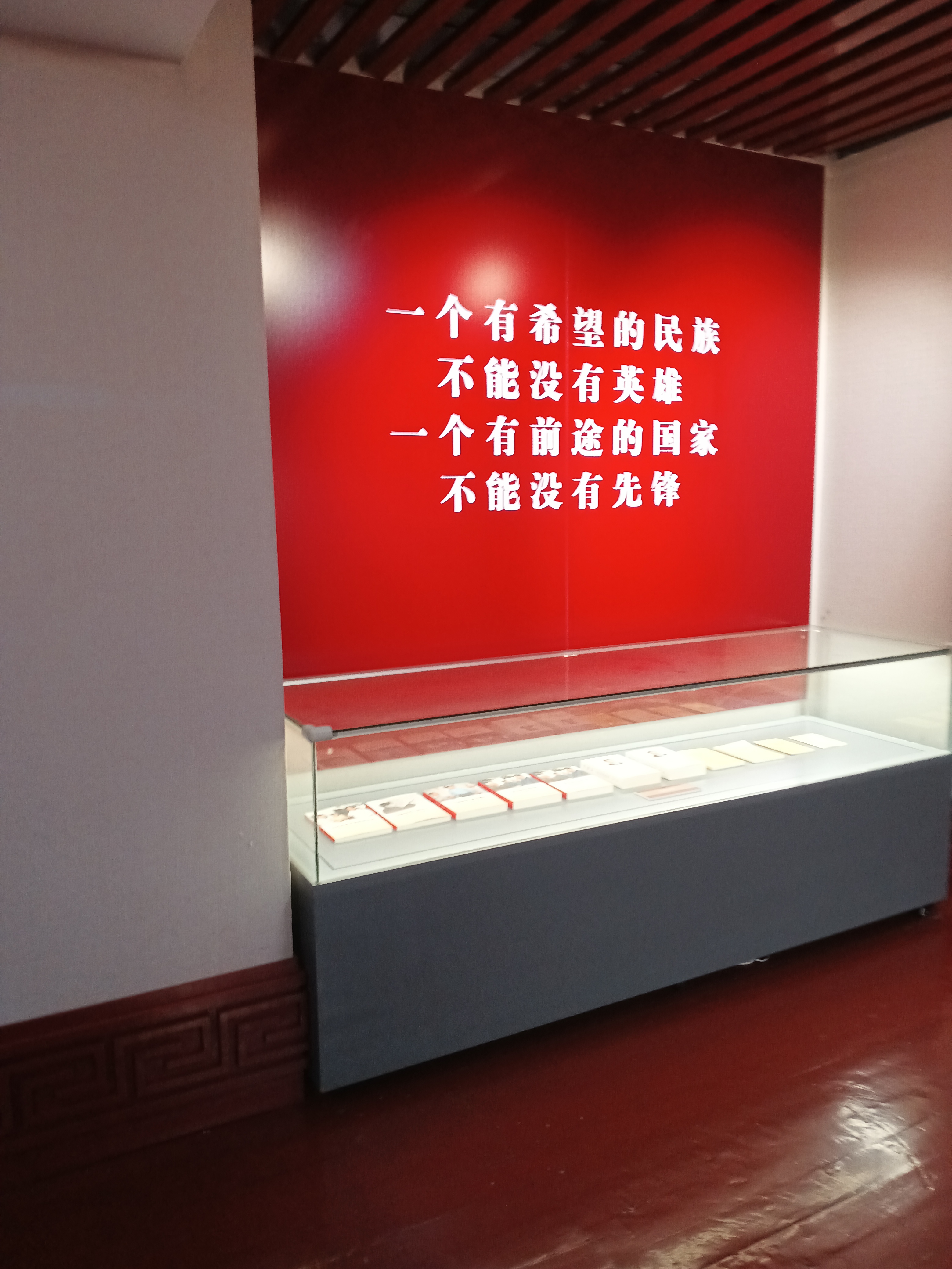 挺起了脊梁,千年不变的信仰(挺起了脊梁是什么歌的歌词)