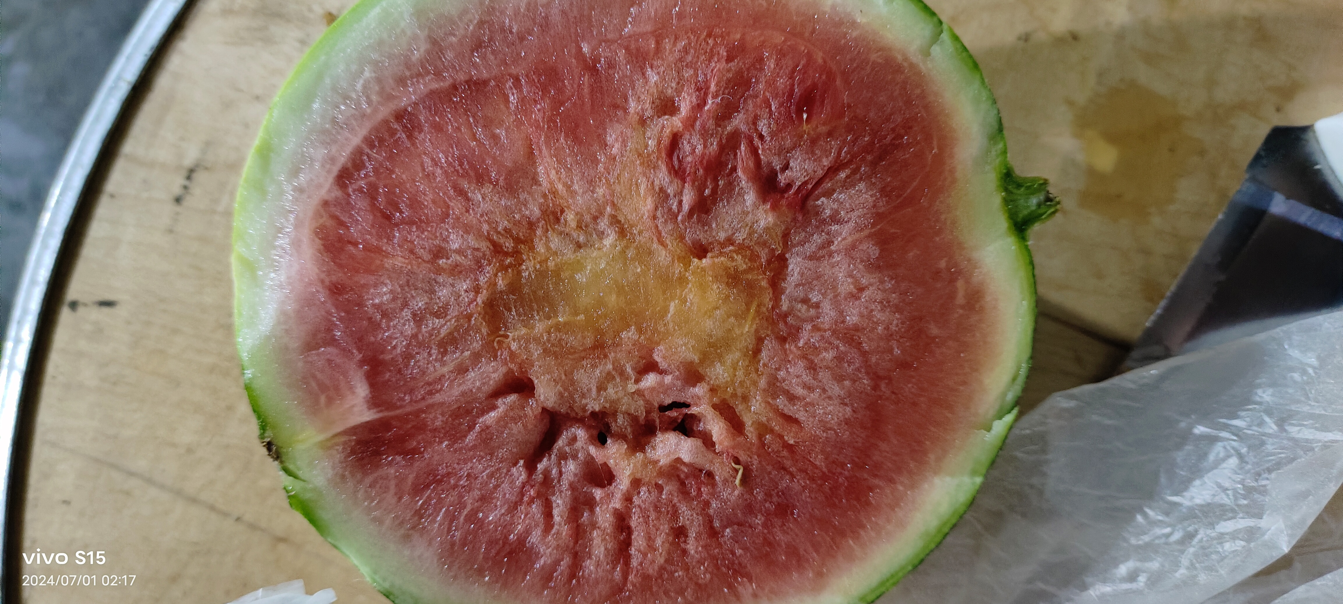 刚切的麒麟西瓜中间发黄是什么原因