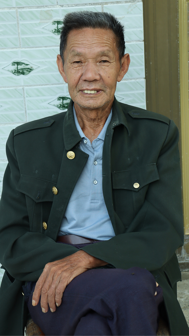 李万年,男,生于民国三十五年十一月二日,江西余干古埠人,从事风水行业