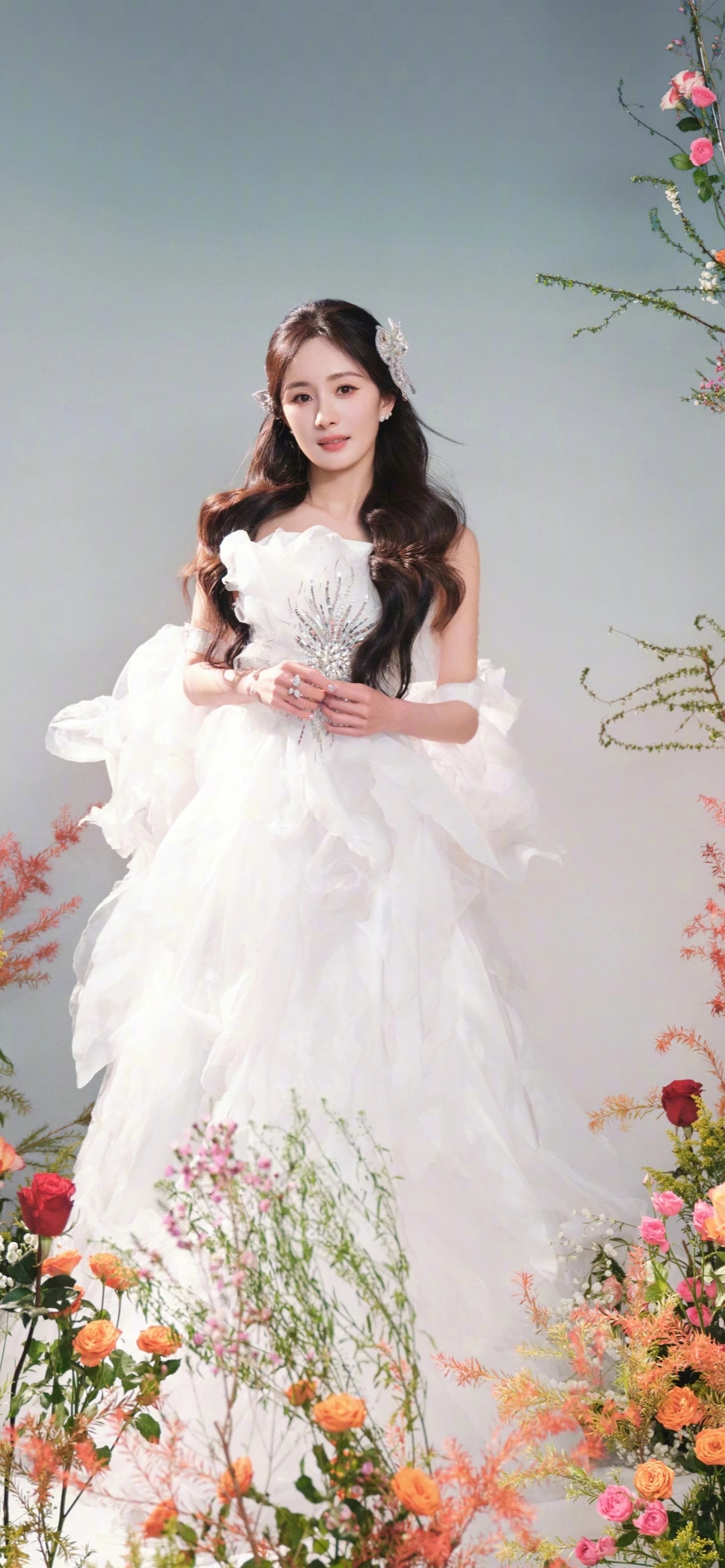 杨幂身穿白纱裙,手持羽毛,宛如花间仙子,美得让人屏息#娱乐最前沿