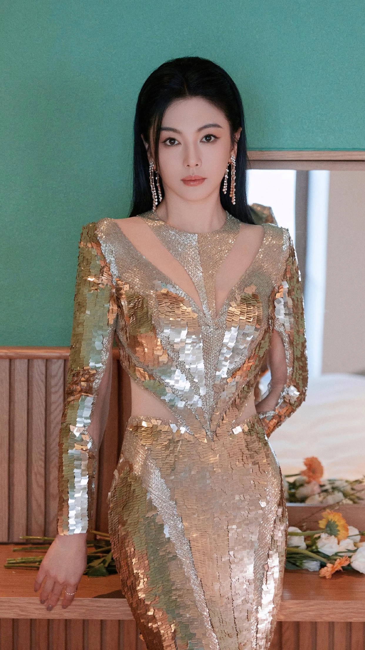 张雨绮鱼鳞金色战袍,镂空修身,妩媚妖娆[吃瓜]#娱乐最前沿# #明星请