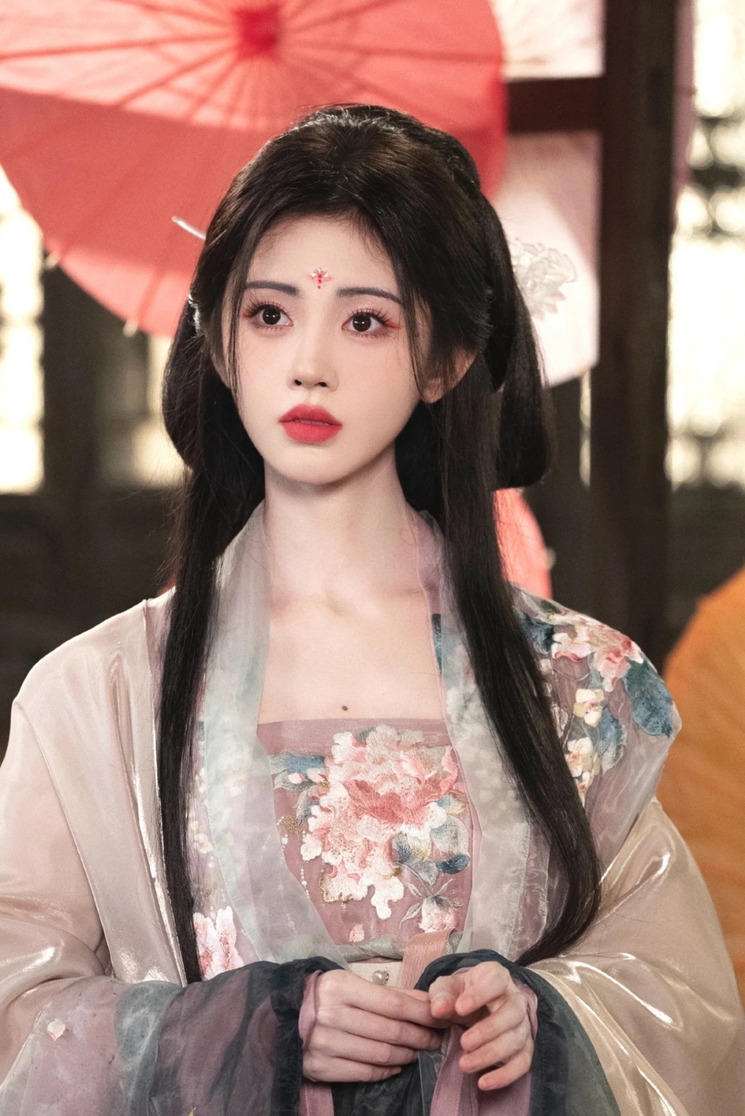 鞠婧祎古装造型太美了,仿佛穿越千年而来,让人心动不已