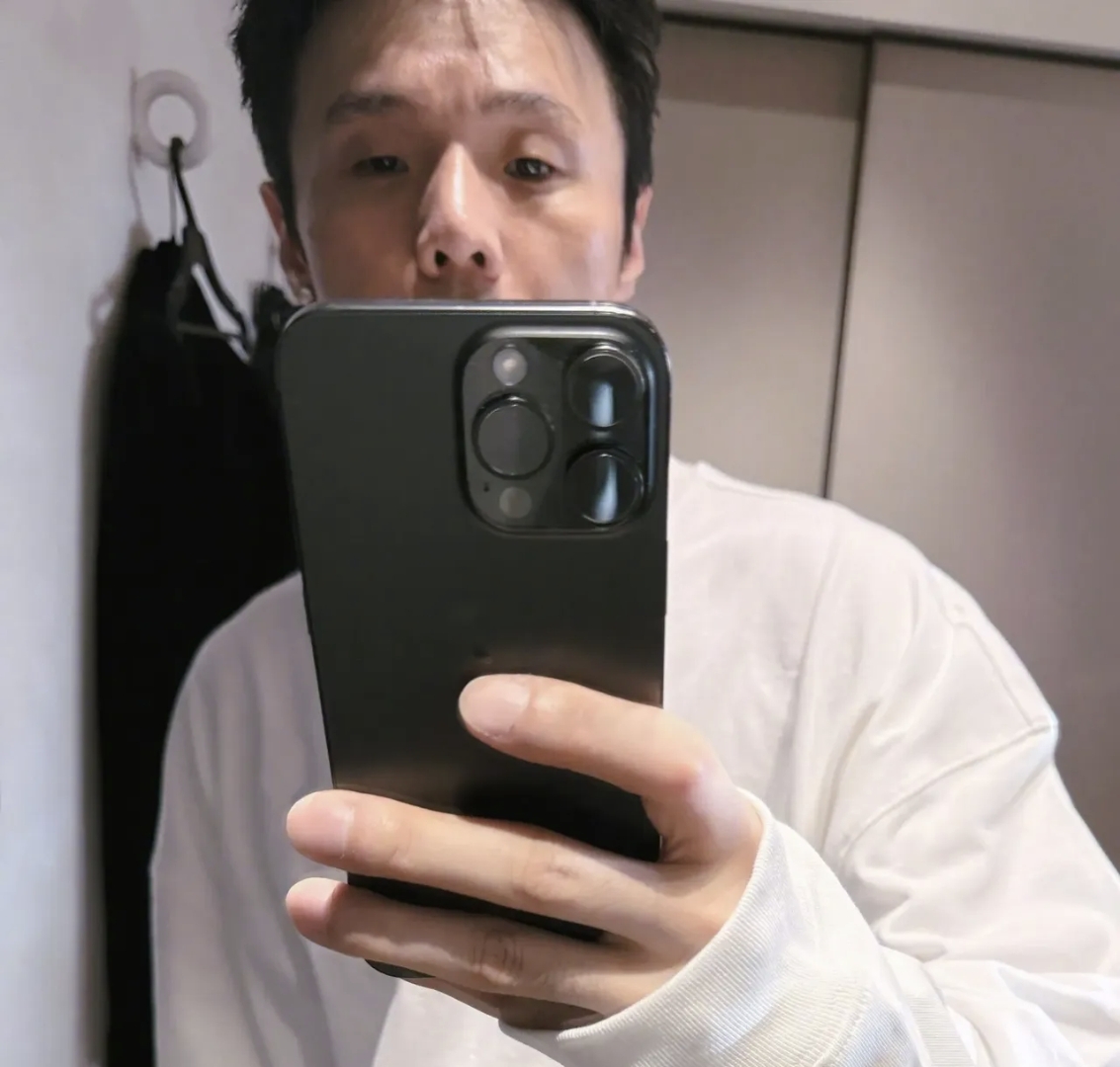 今天的快乐是李荣浩给的,看了李荣浩早些年发过的微博,差点笑到邻居来