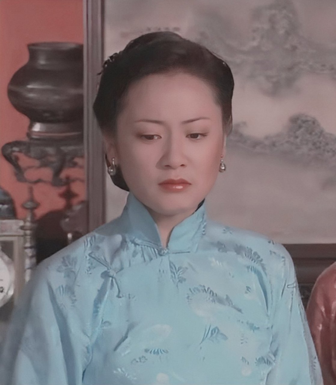 在电视剧《大宅门》里,小姨太槐花,在和大姨太杨九红的争吵中受辱.