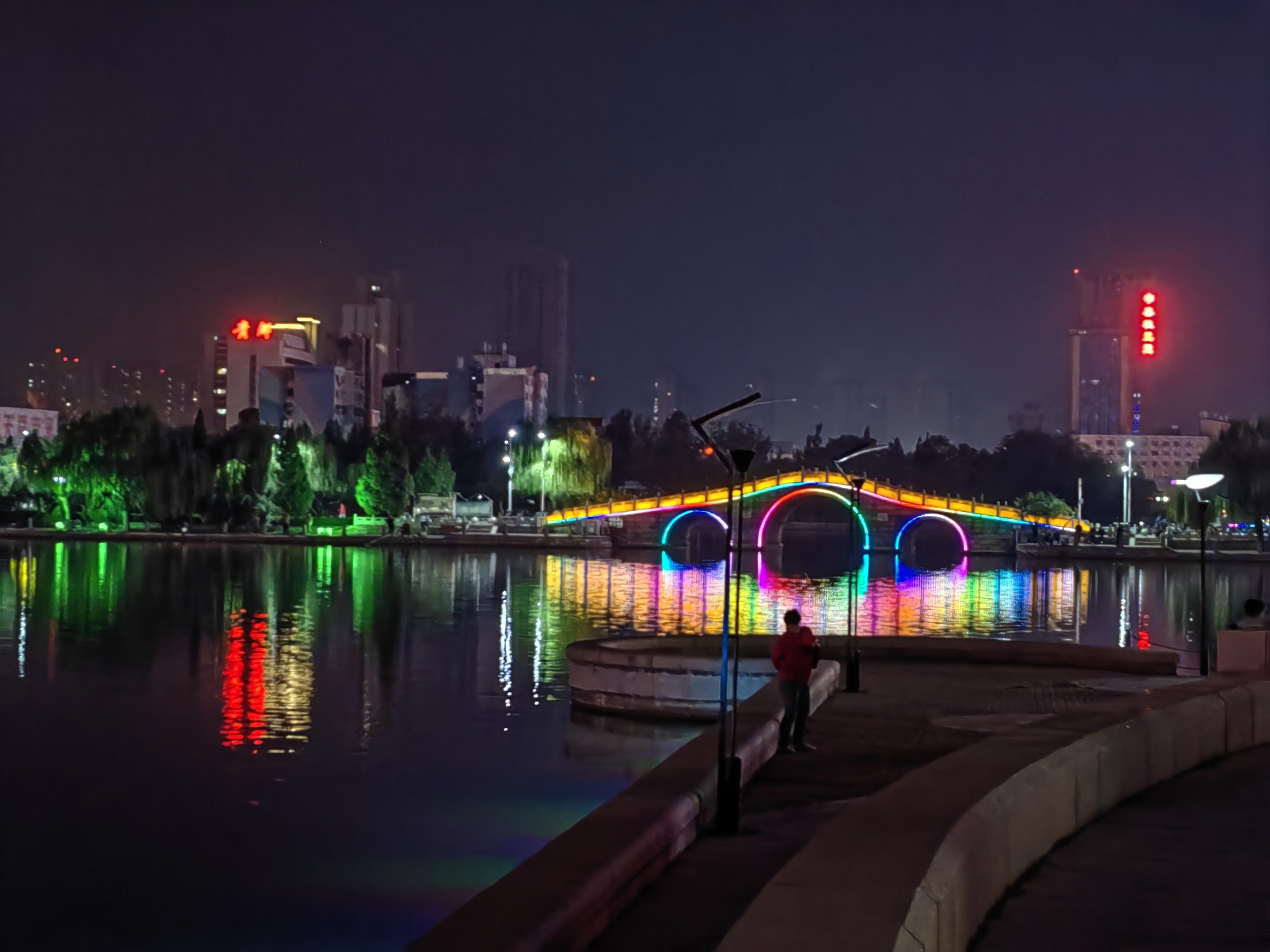 山东省德州市欣湖周围的夜景也挺美的!