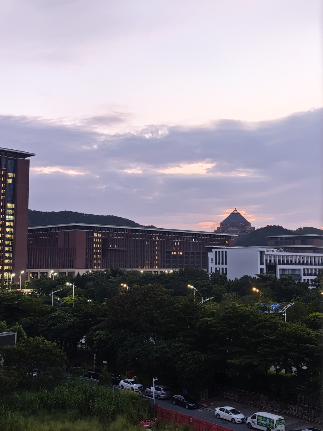 我喜欢住在学校附近,不知道为什么住在学校附近会让我