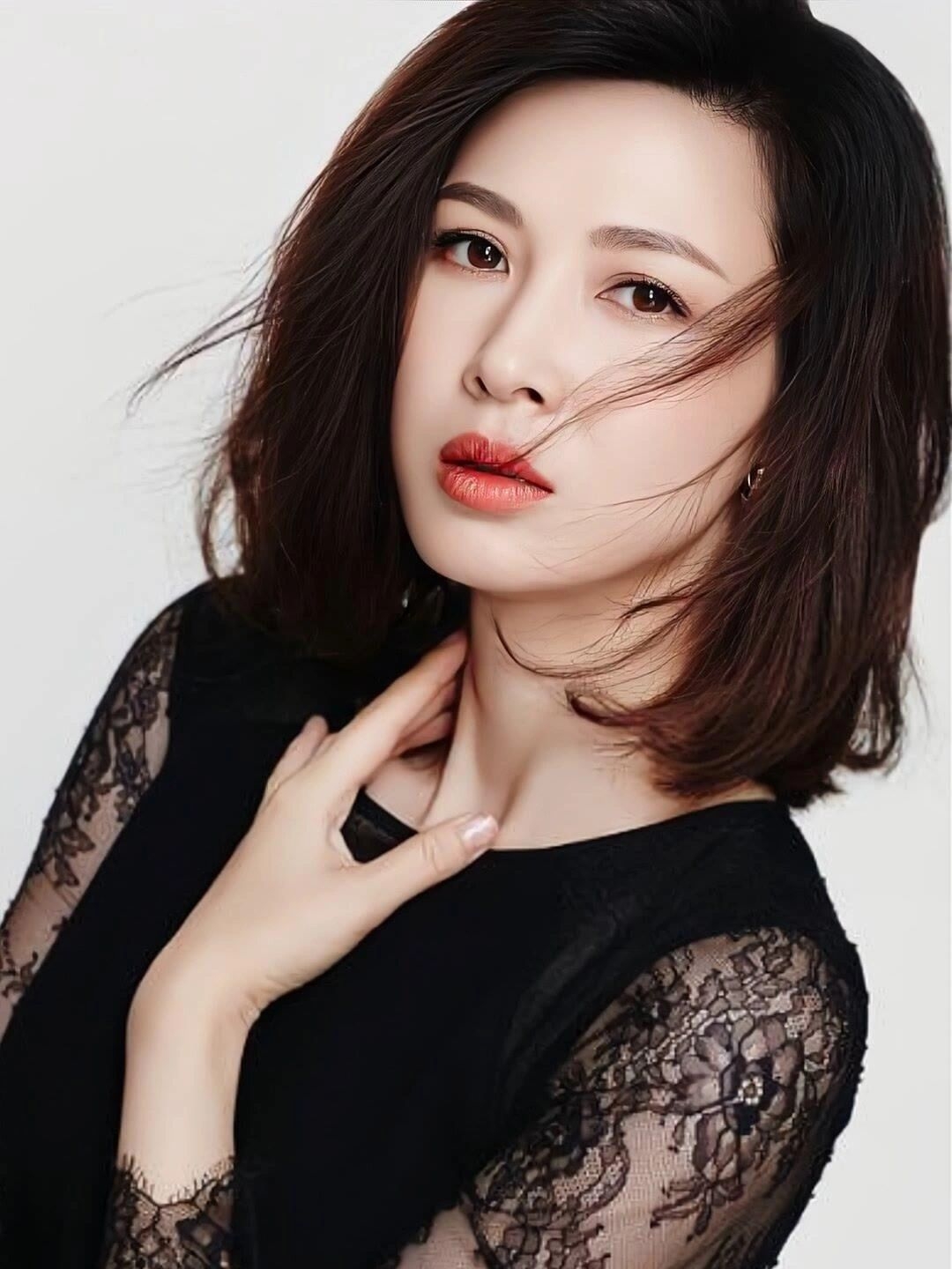 童蕾是浙江宁波人,通过出演《风雨十二年》成功出道,后期通过自己的