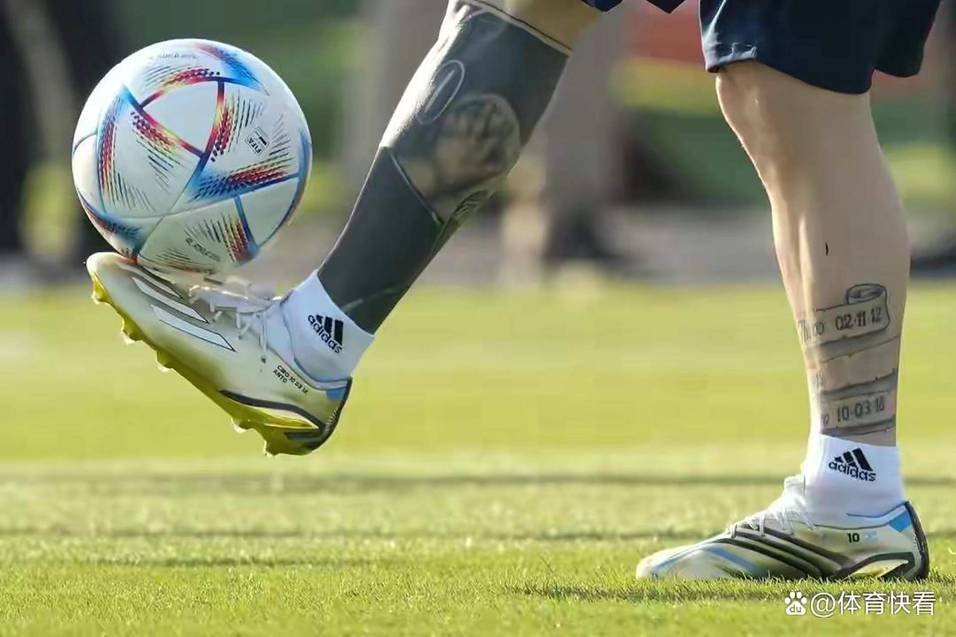 天下足球# @青蜂侠bee 从"足球小将"变成"球坛巨星",从"侏儒小人"