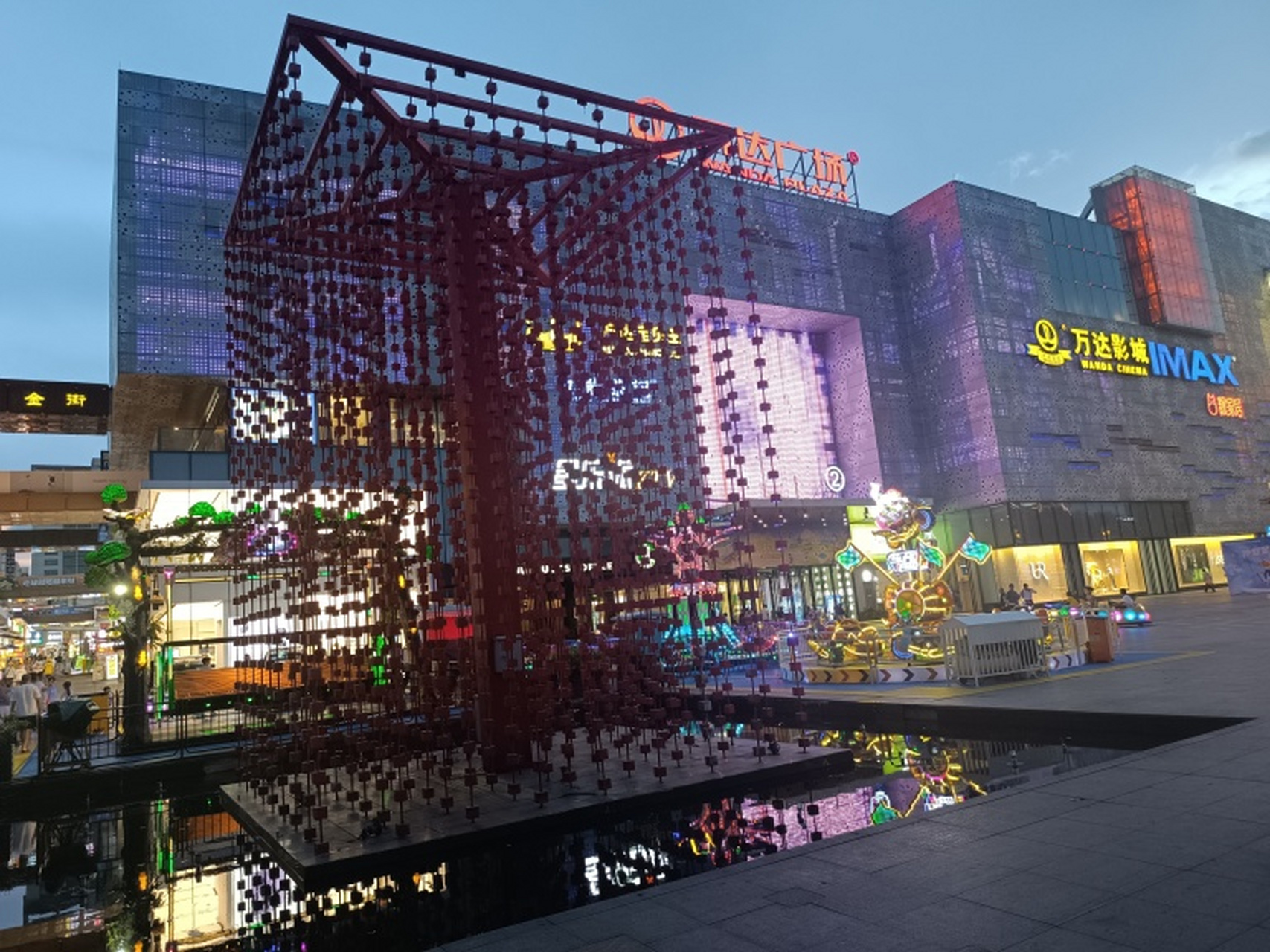 夜晚的万达广场,灯光璀璨,人来人往,仿佛是一个永不落幕的舞台.