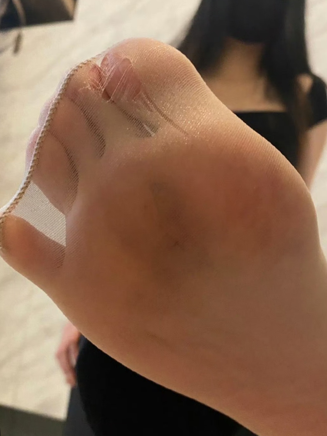 看来是时候给脚丫子来个时尚破洞秀了,或是提醒我该升级袜子库存啦!