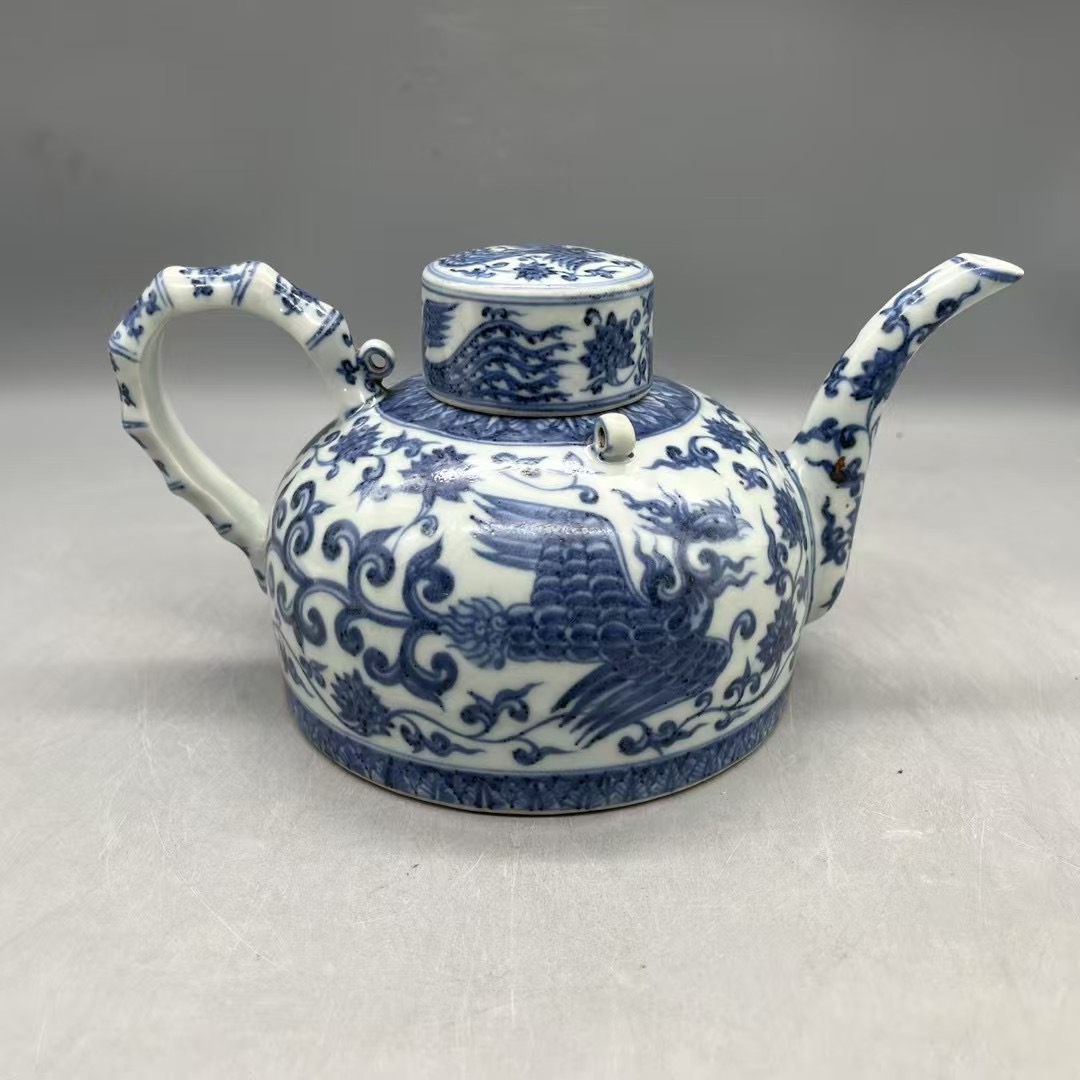 明宣德青花凤纹茶壶