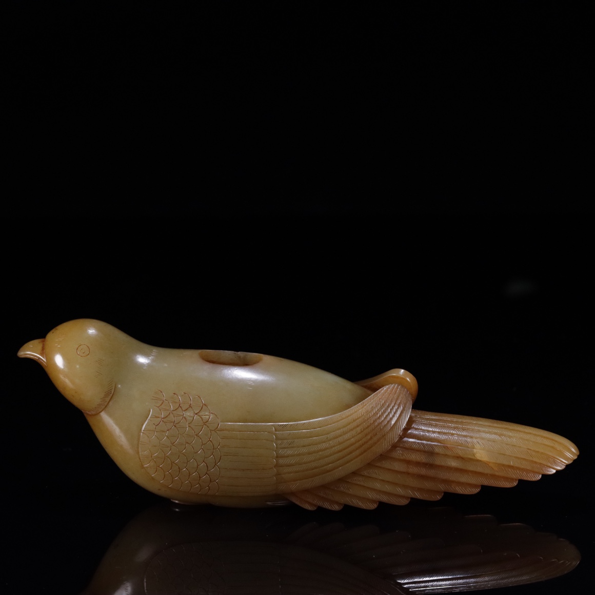 清代和田玉鸟樽 尺寸:高5.3厘米. 长19厘米 宽5厘米. 重473克