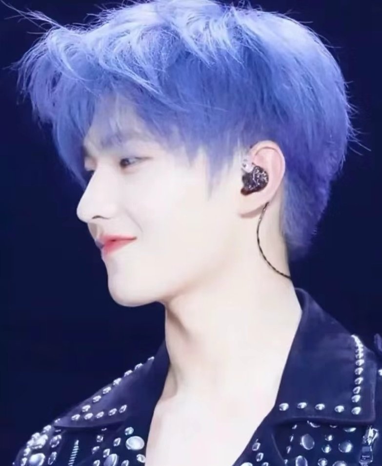 杨洋的蓝发好耀眼,耳边还戴着酷酷的耳机,这排面,绝了!