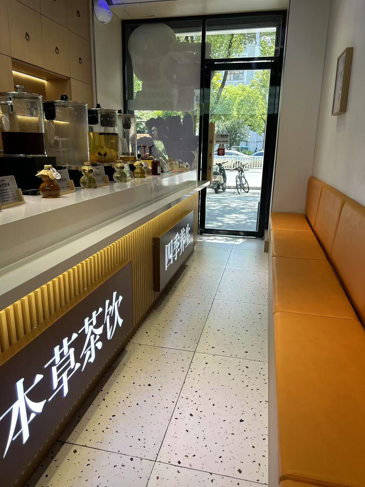 奶茶店转让编号1552525玲,福州市鼓楼区东街口八一七北路212号,面积30