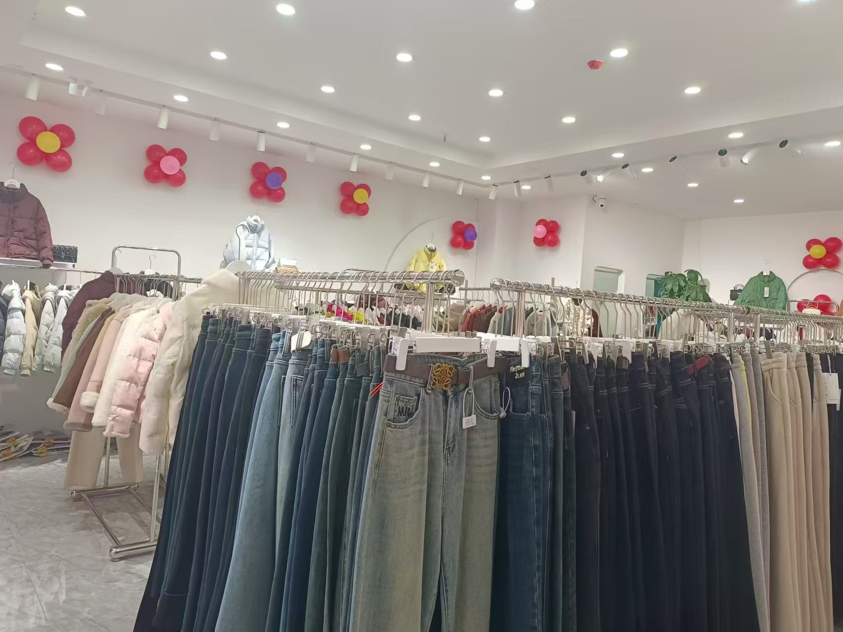 金盾啄木鸟服饰:森林里的守护者