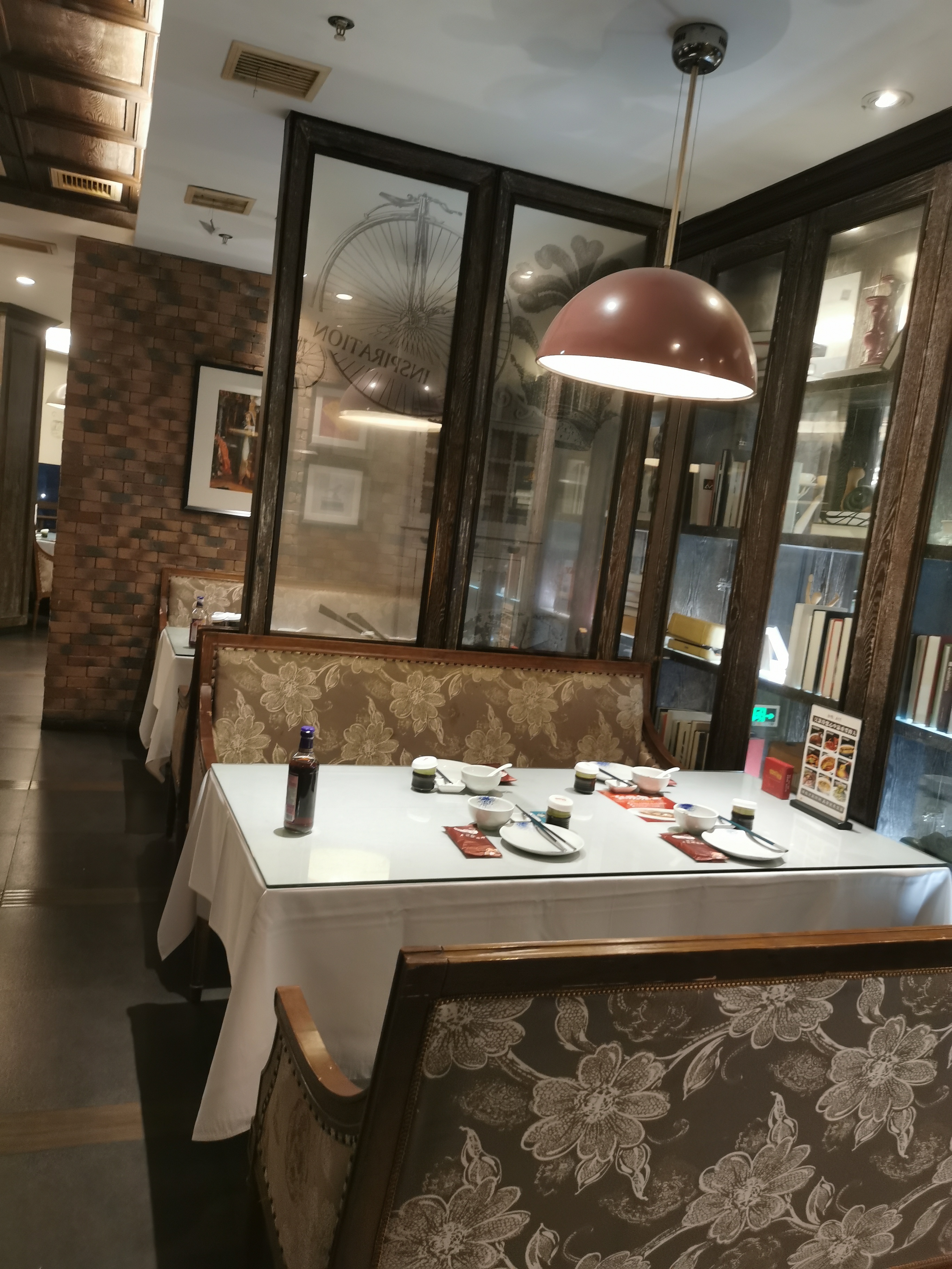 哇,这家餐厅真是太有艺术气息啦!