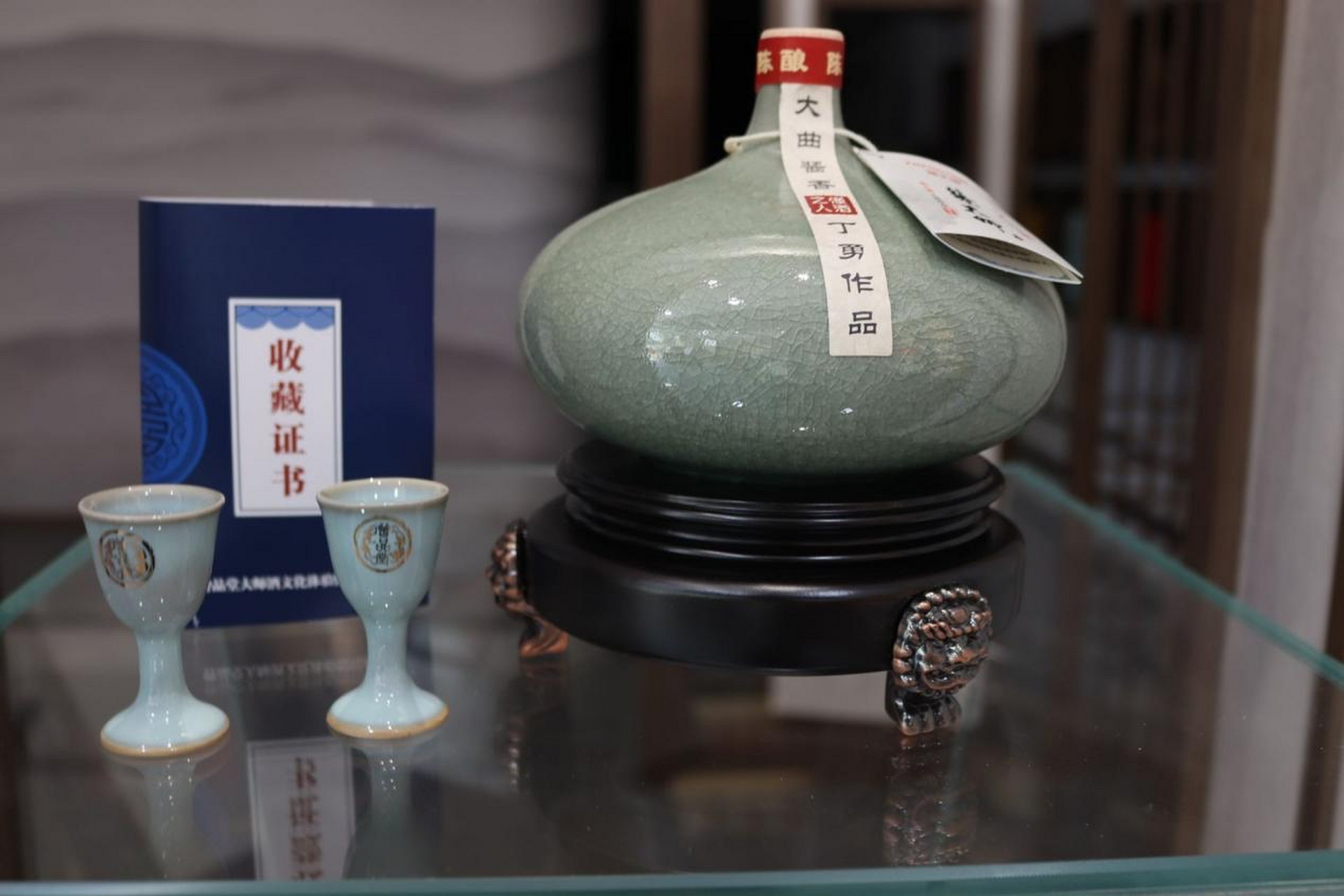 臻大师汝瓷珍品酒:冰裂犹翠 清雅之至   用千年汝瓷,烧成至美之器;盛