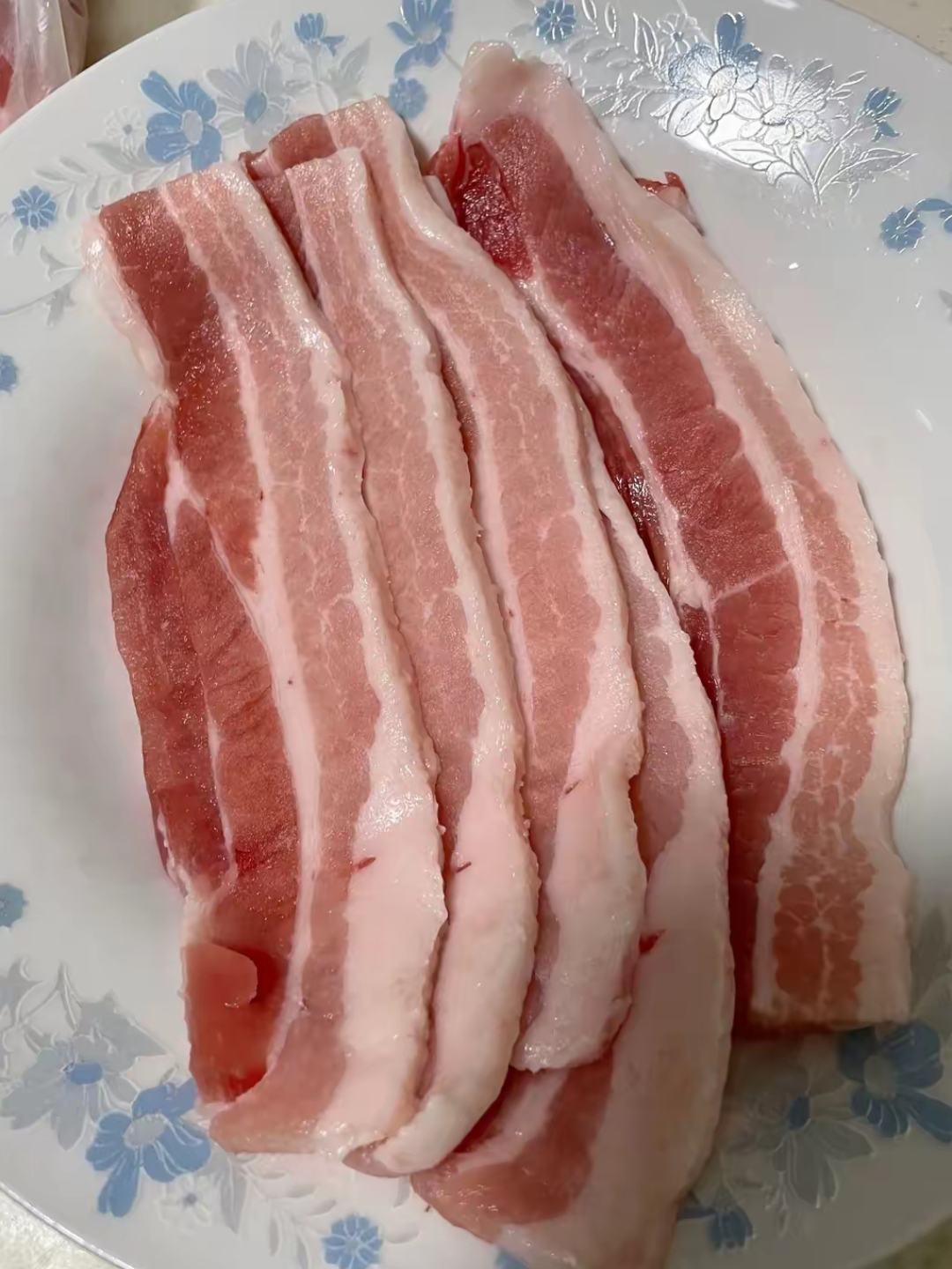 忙活了大半天,红烧肉端上了桌.