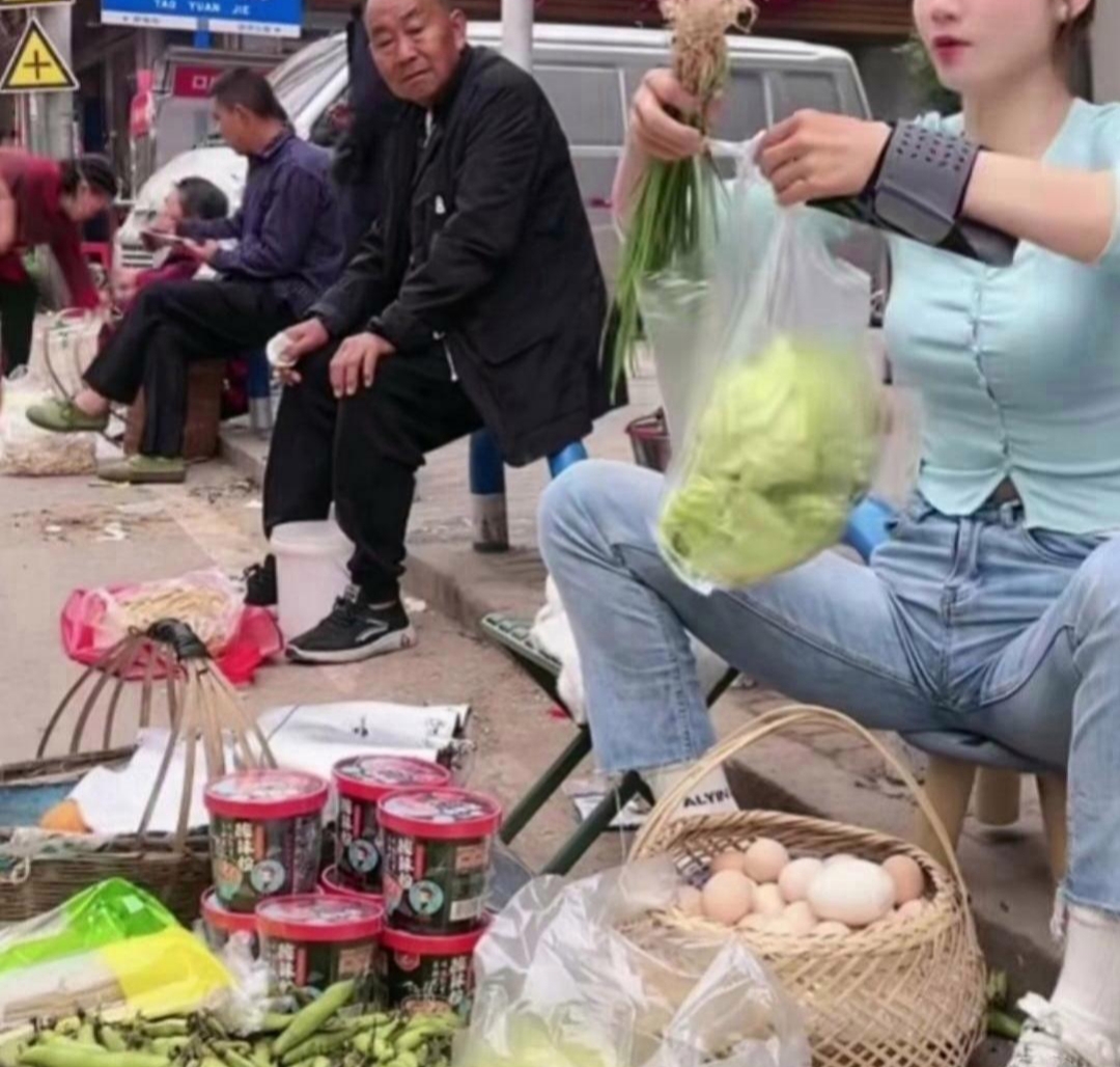 奇怪的是,她的菜每天都比别人卖的快.每天别人还剩很多菜没卖呢?