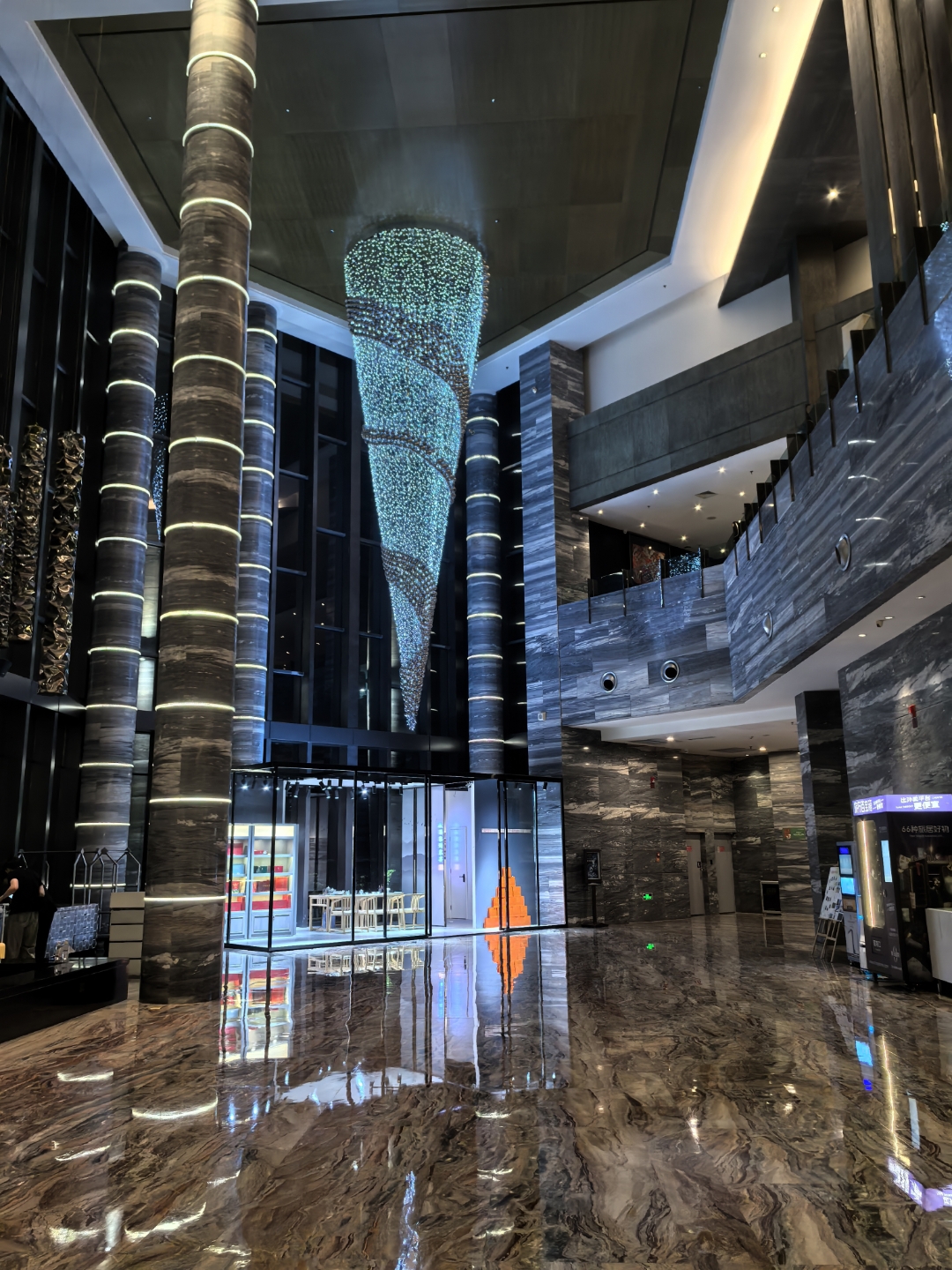 这家贵阳万丽酒店,位于观山湖区林城东路,观山湖公园就在旁边,周围