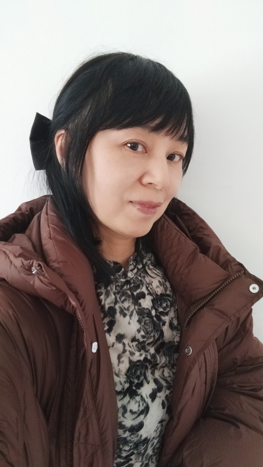 冬天适合中年美女穿的颜色好像并不多,白色爱显胖,黑色太普通,灰色系