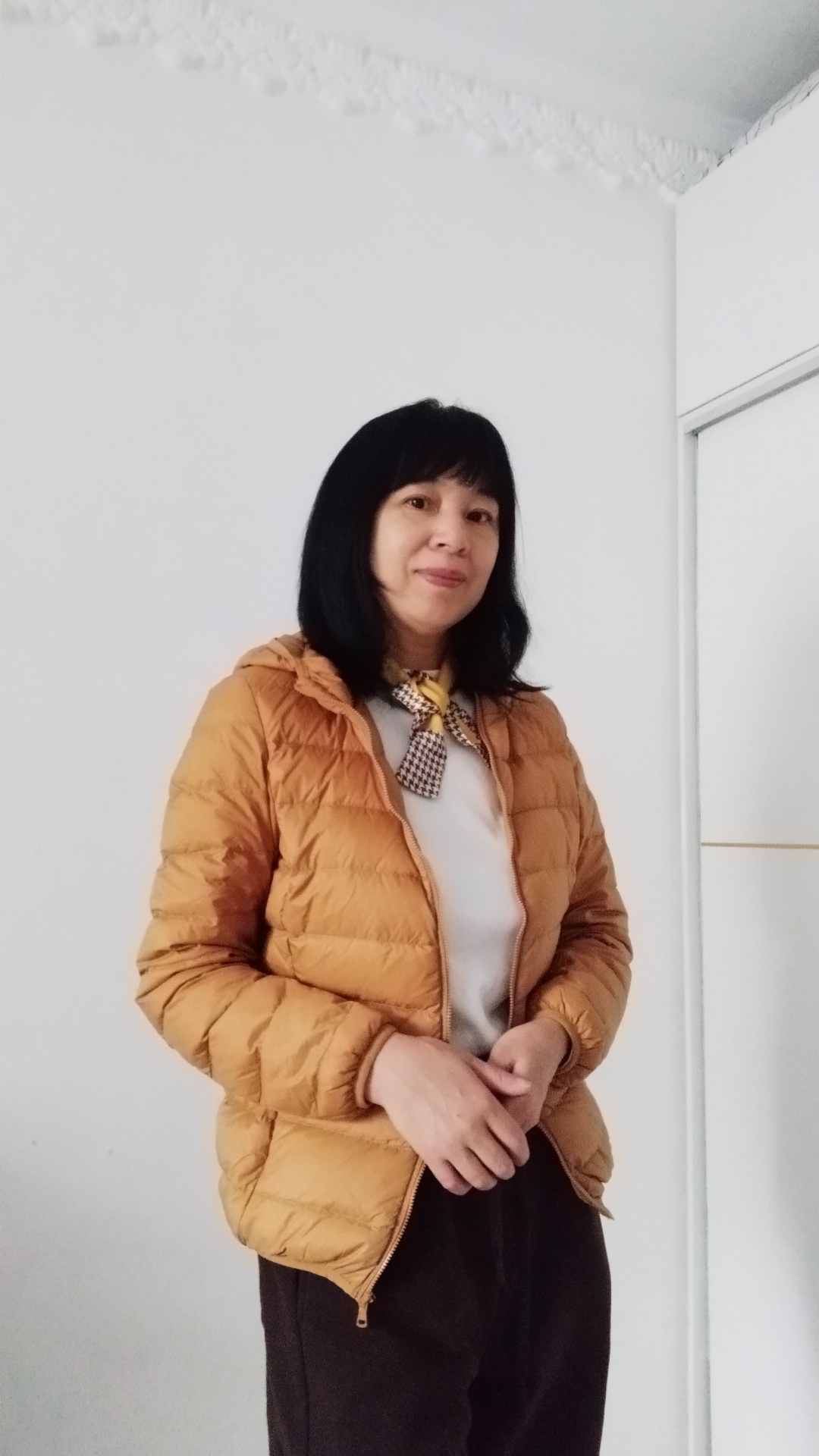 黄咖米的配色和米色内搭,黄色鸭鸭羽绒服,深咖色卫