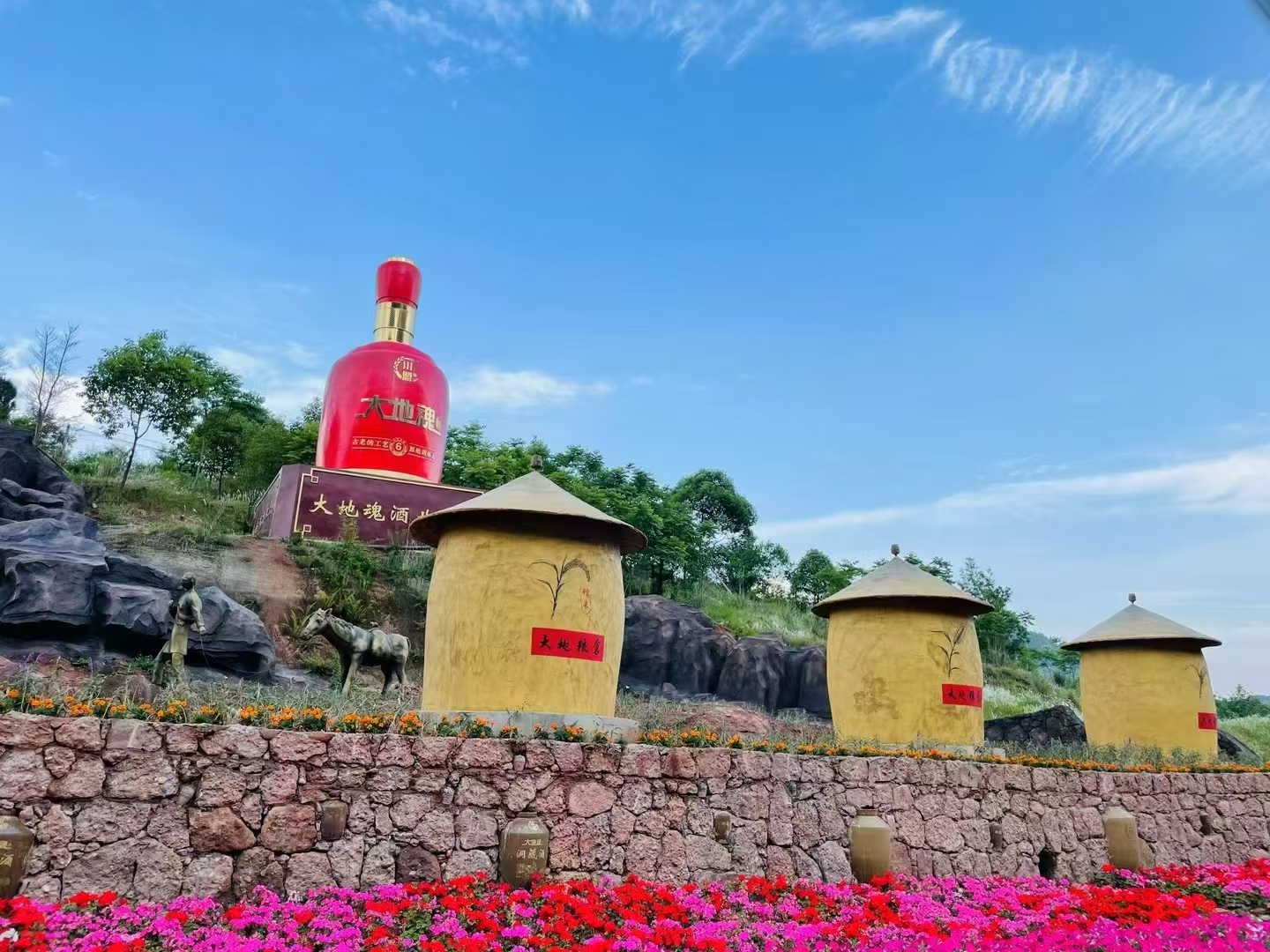 当篝火舔舐星空时,所有疲惫都化作