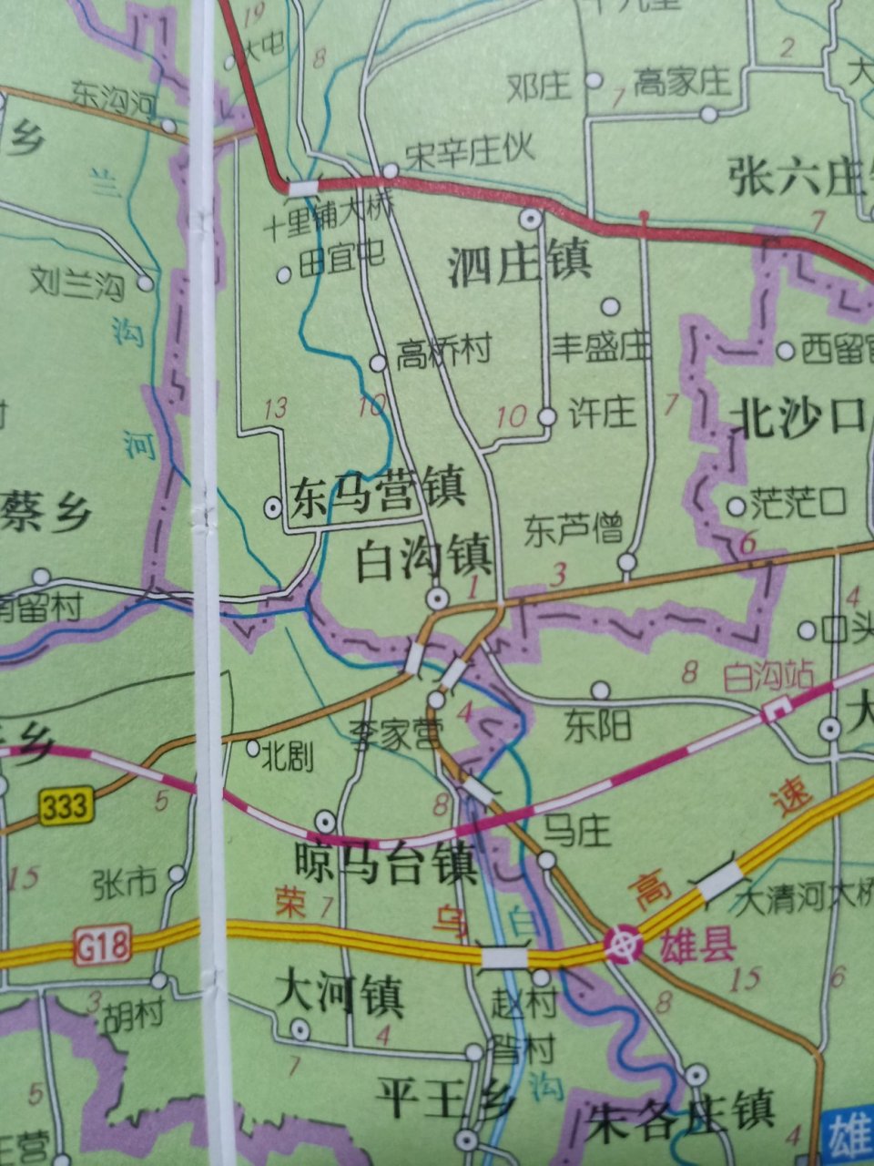 白沟镇南部就是雄安新区的容城县和雄县,很多有钱人在白沟镇买房子