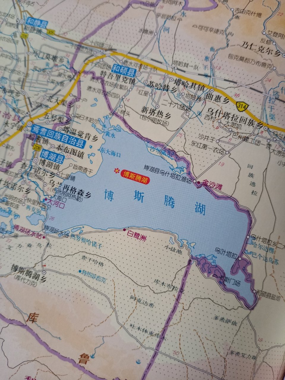 博斯腾湖位于巴音郭楞蒙古自治州博湖县境内,水域面积1646平方公里,是