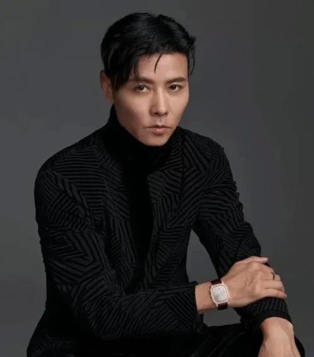 张晋讲过这么一件事:老婆蔡少芬要求睡前亲一下,他就说都这么多年了