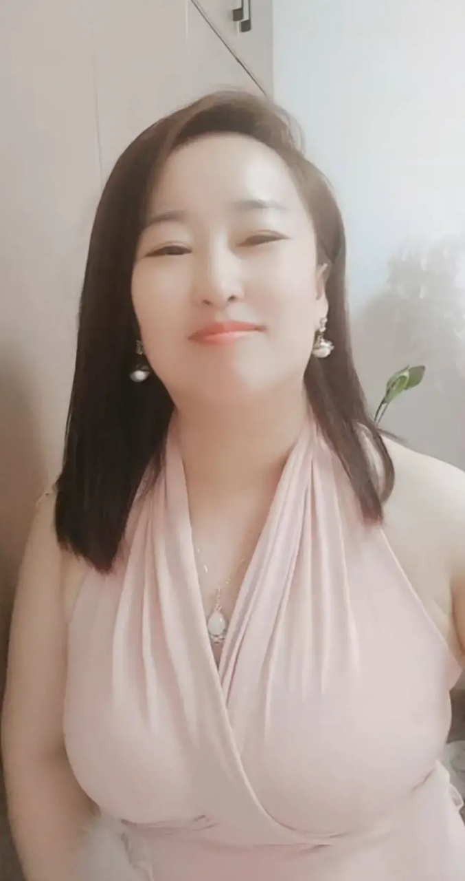 阿  姨 半老徐娘韵味深, 妩媚丰满醉风尘.