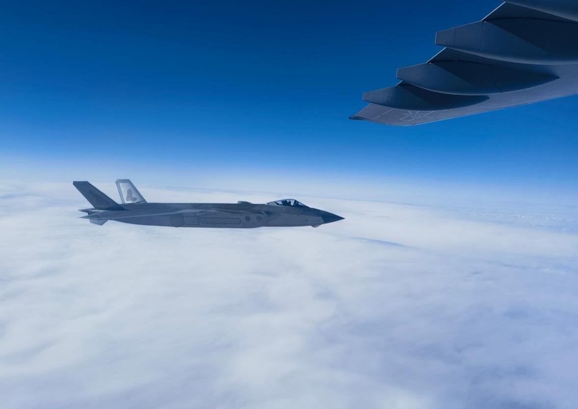 两架帅气的歼20战斗机,护航运20,迎接英雄回家.