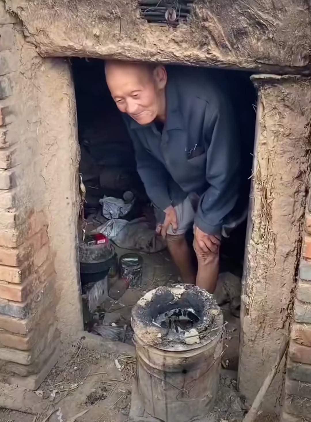 孤寡老人图片老人居住老红军在平房里呆着生活艰辛农村家庭生活破旧