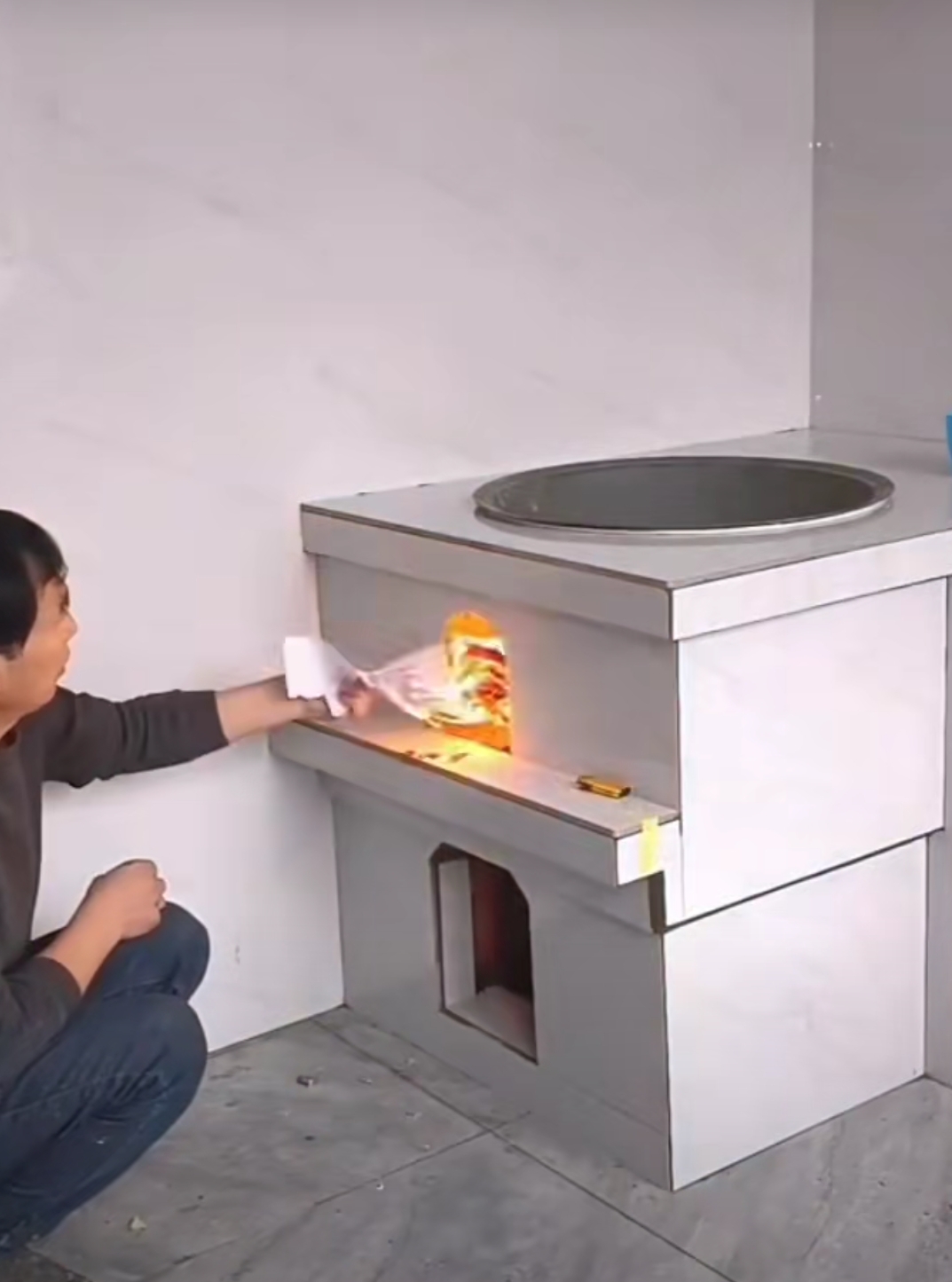 看这锅台搭的漂不漂亮,看这抽力这火头吱吱往里抽