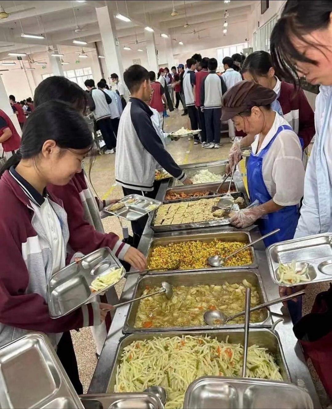 现在中学食堂的伙食那叫一个"精彩"!