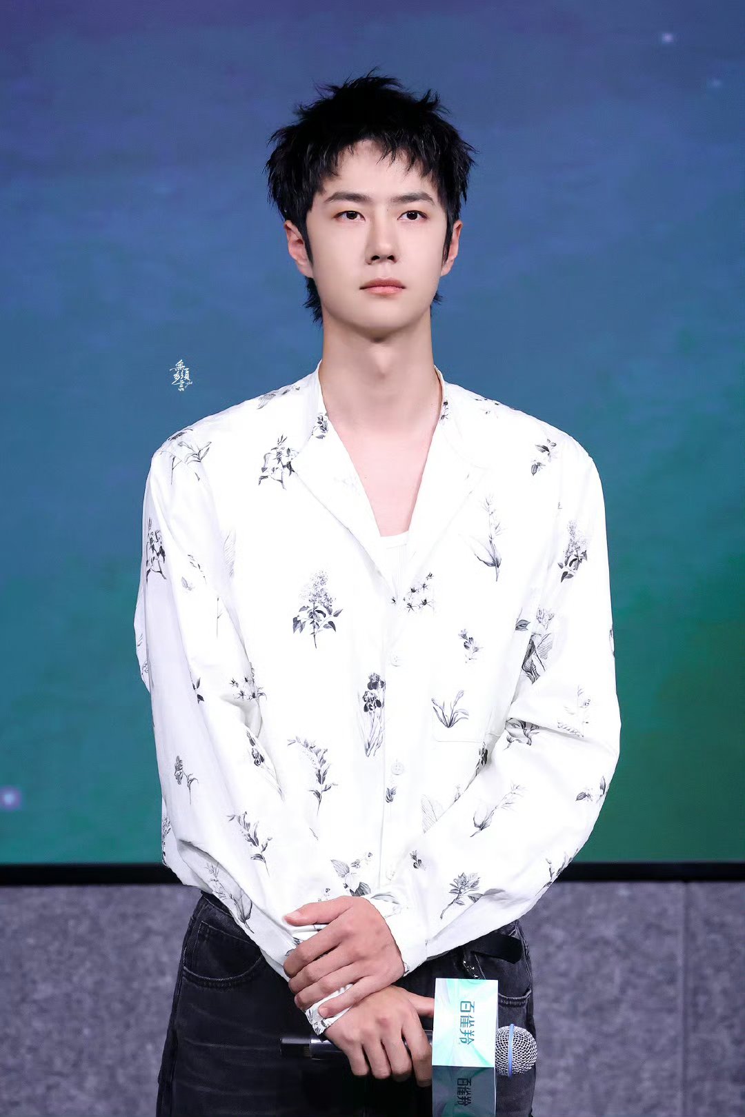 百雀羚品牌代言人王一博#  白衣气韵,俊朗清爽.@uniq-王一博