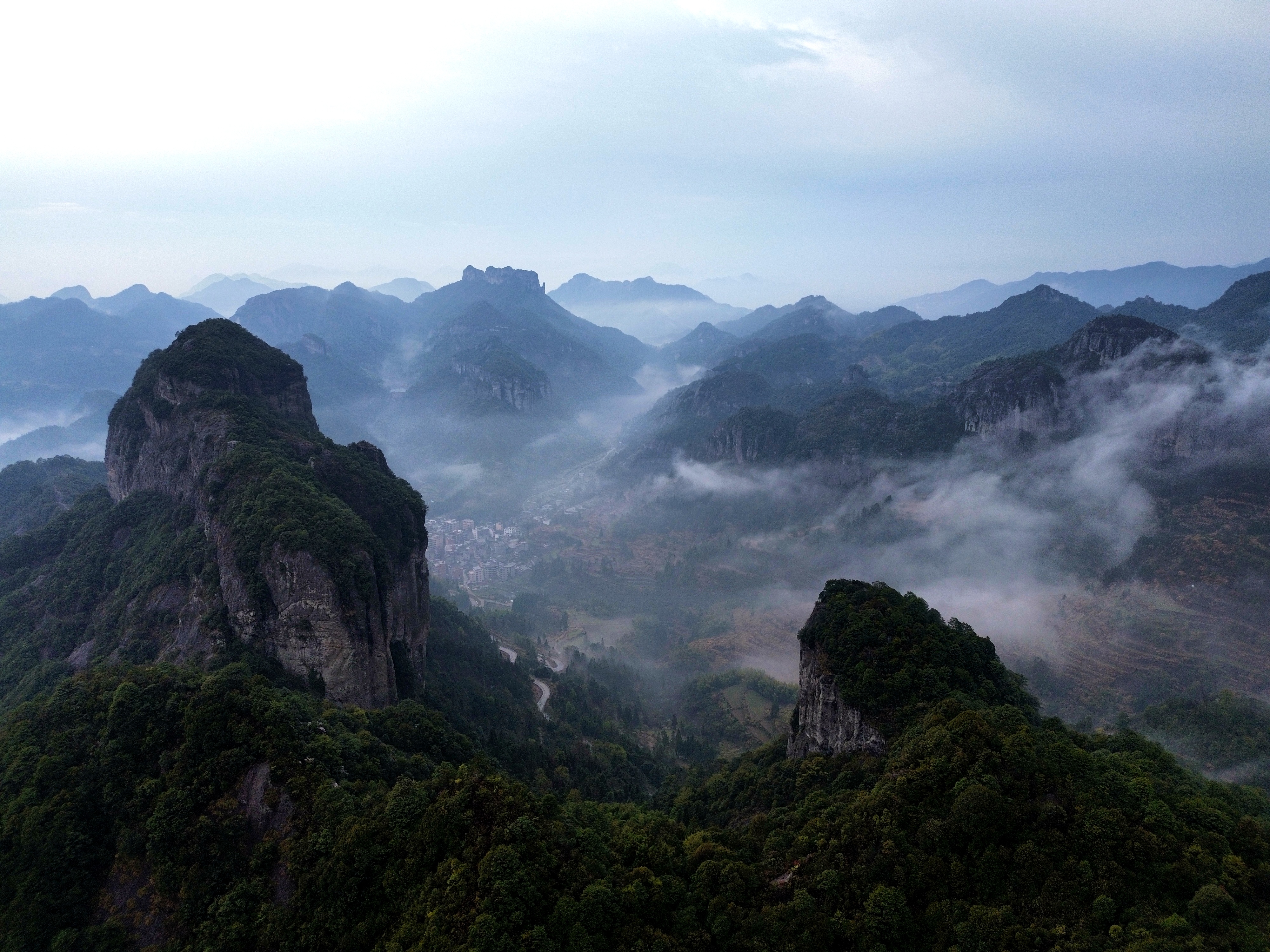 行驶在永嘉陡门,眼前是陡壁崖门大奇观,轰川之美令人陶醉