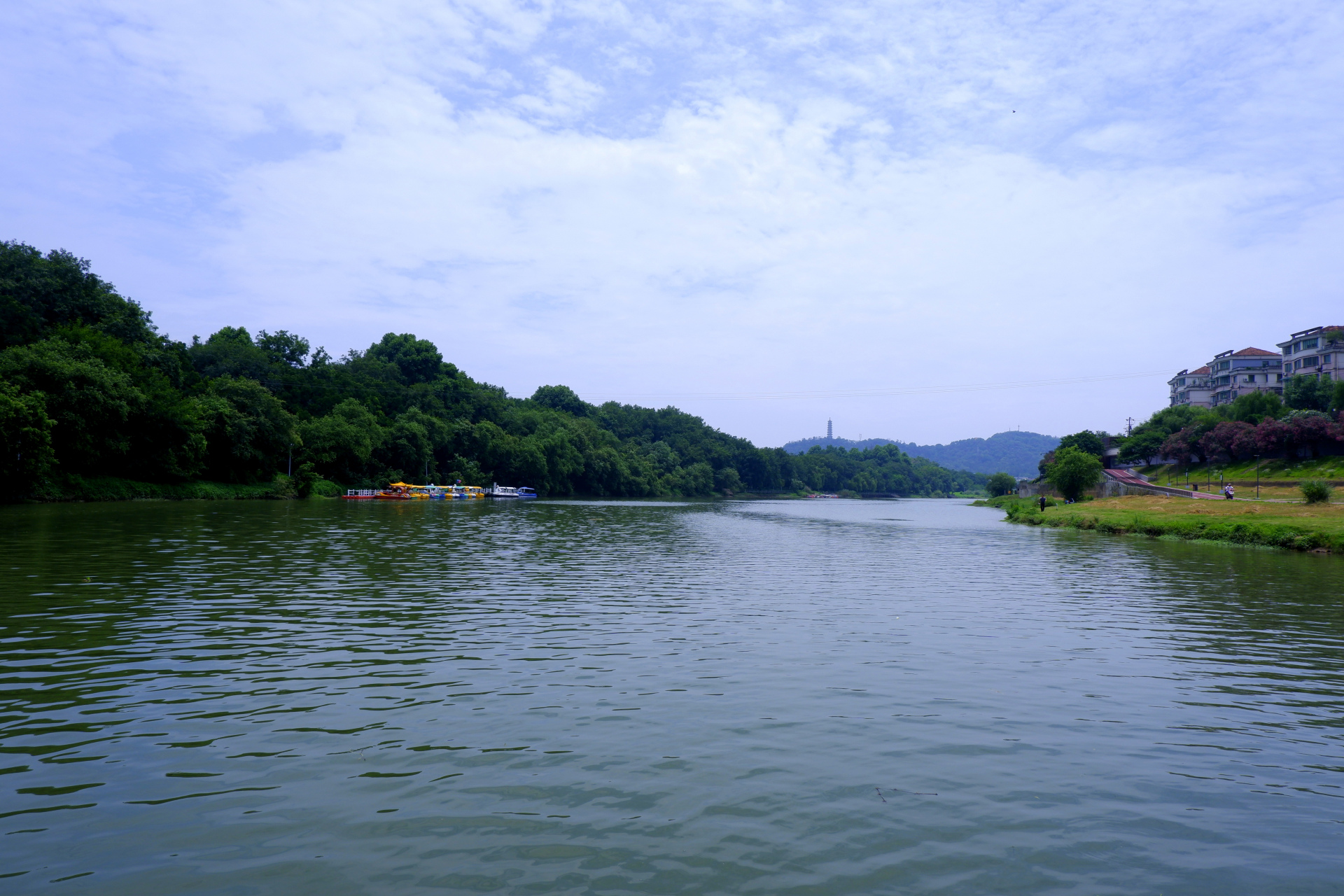 兰溪中洲公园,它是一座江心岛屿,从空中俯瞰,好似一片柳叶静卧江中.