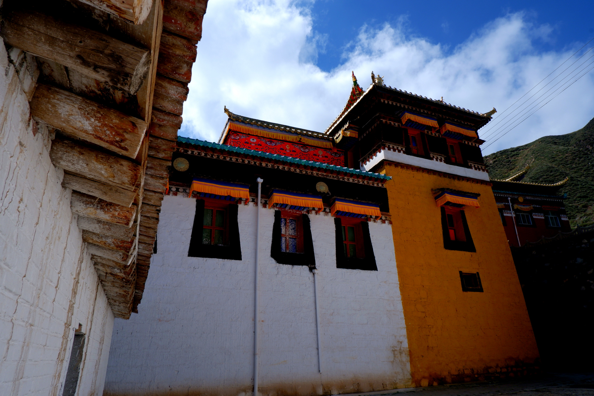 德尔隆寺位于甘肃省夏河县王格尔塘乡以南五公里处的沙沟村附近,是