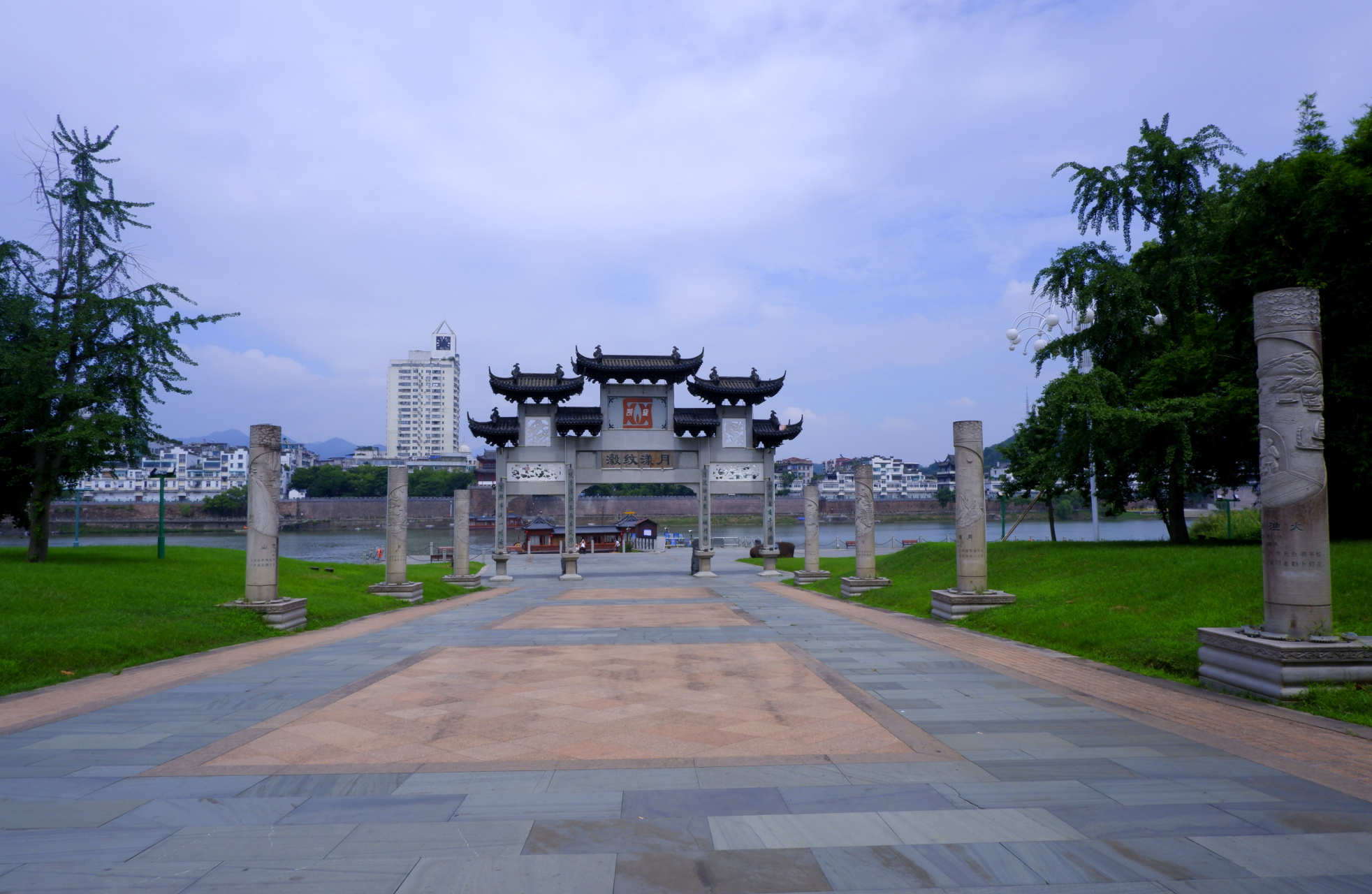 兰溪中洲公园,它是一座江心岛屿,从空中俯瞰,好似一片柳叶静卧江中.