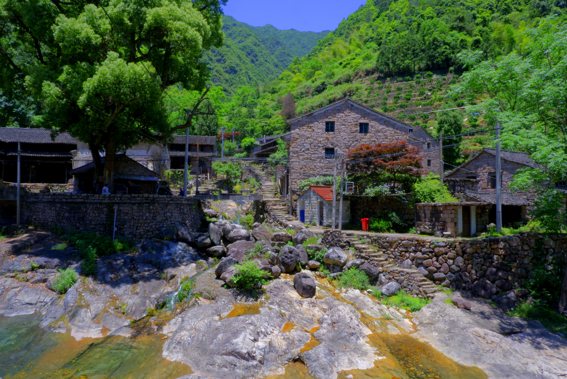 浙江传统古村落新树坑村,地处临海西部括苍山绵亘,该村历史悠久,已有